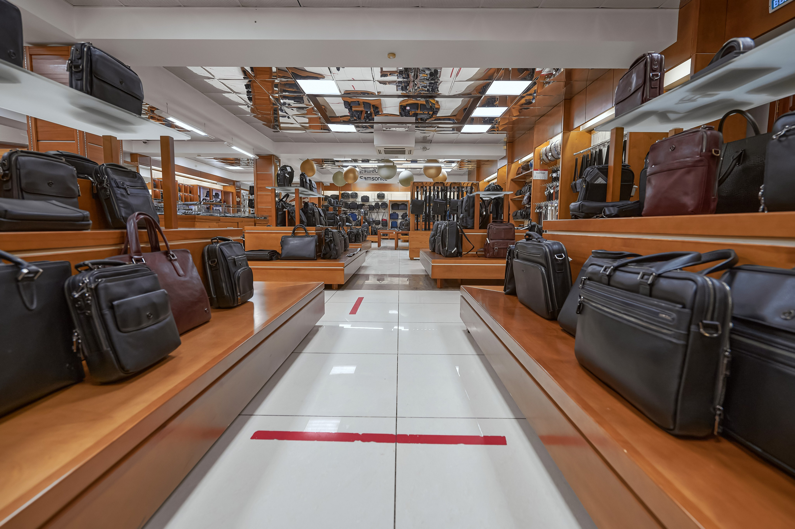 Портфолио по интерьерной и экстерьерной фотосъёмки: Мир Сумок — Правый берег. Фотограф Яковлев Роман — Красноярск