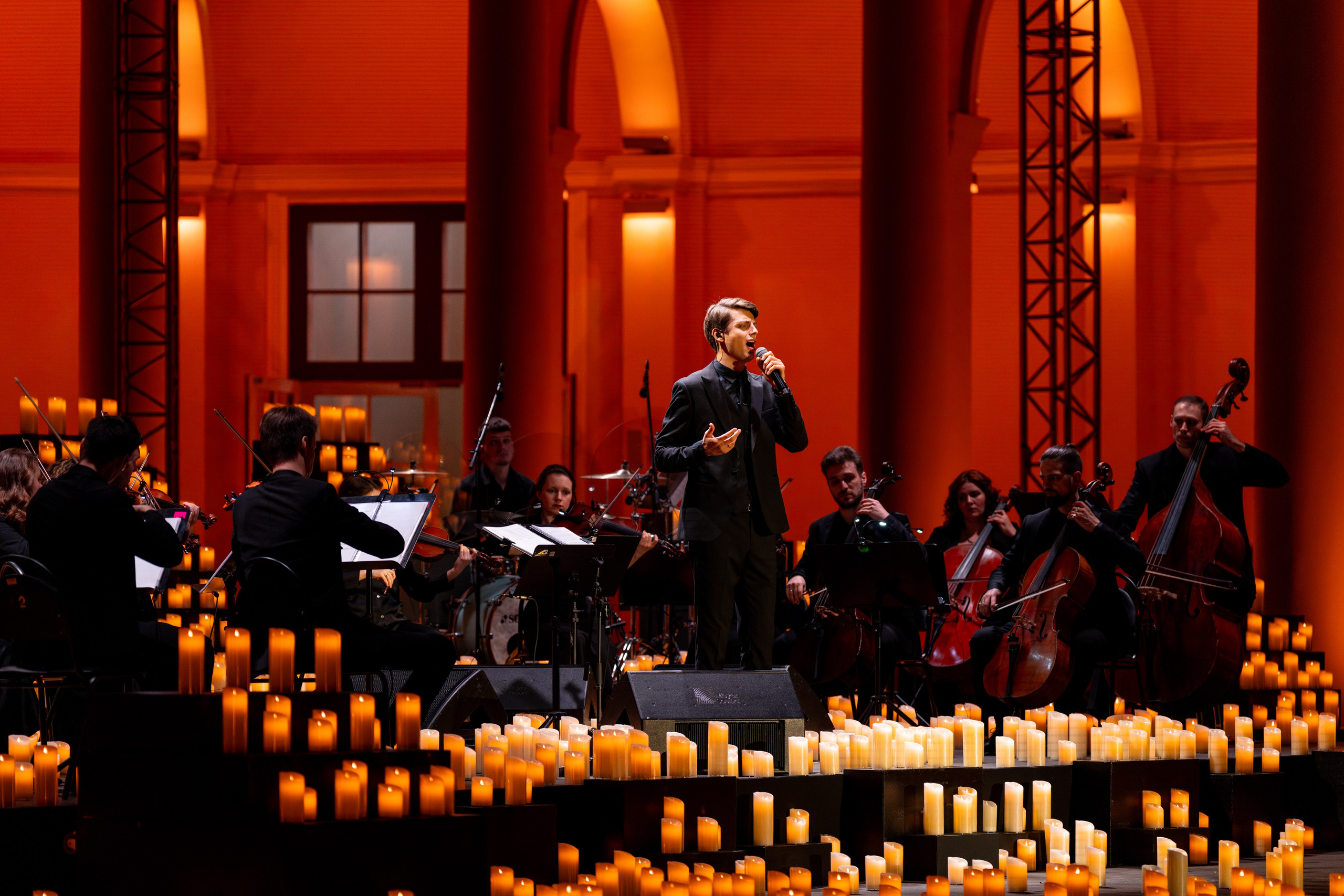 Симфонический оркестр Lumisfera при свечах. Фотограф Никита Комаров