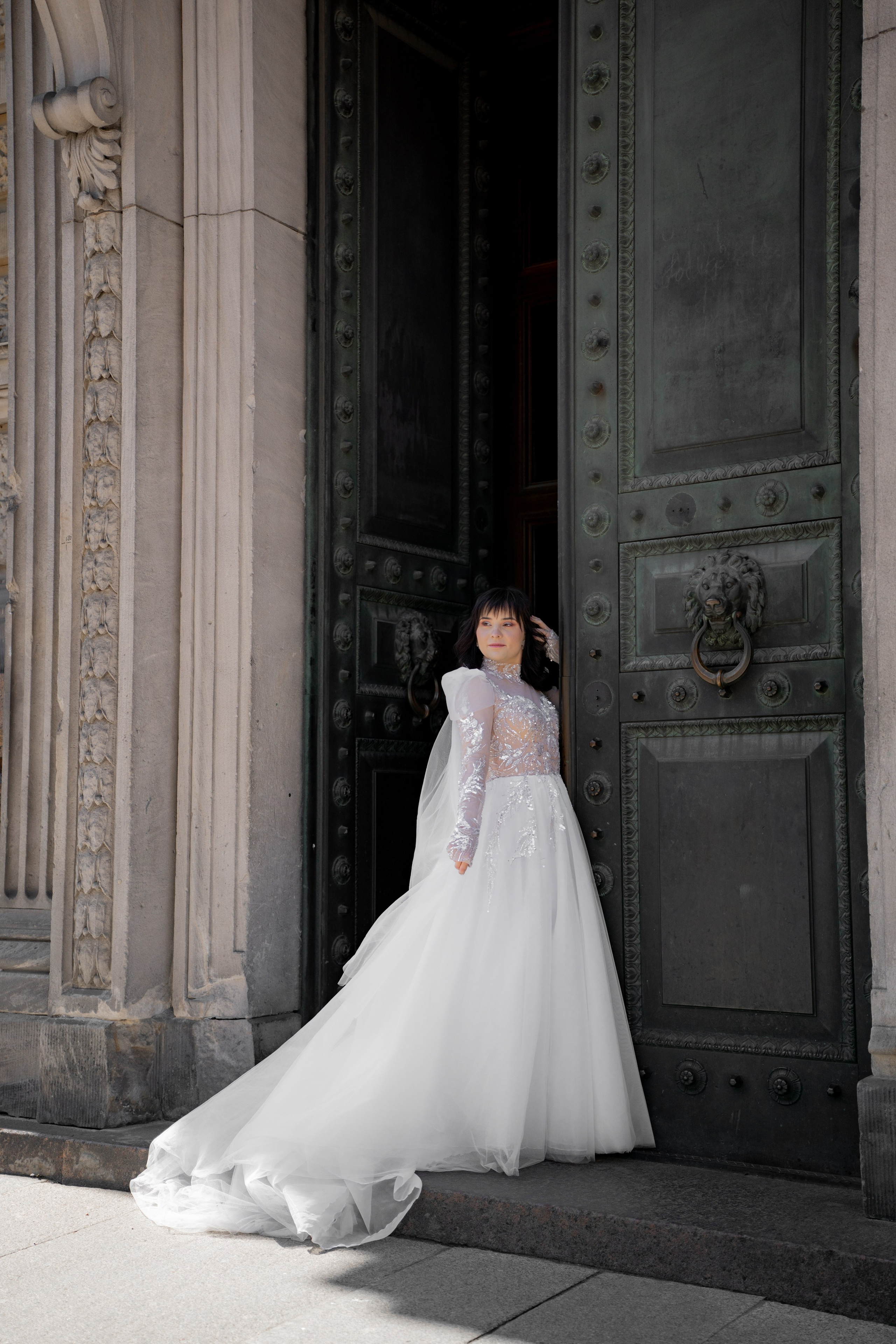 Свадебная фотосессия у Академии Штиглица с автомобилем. Невеста стоит у дверей