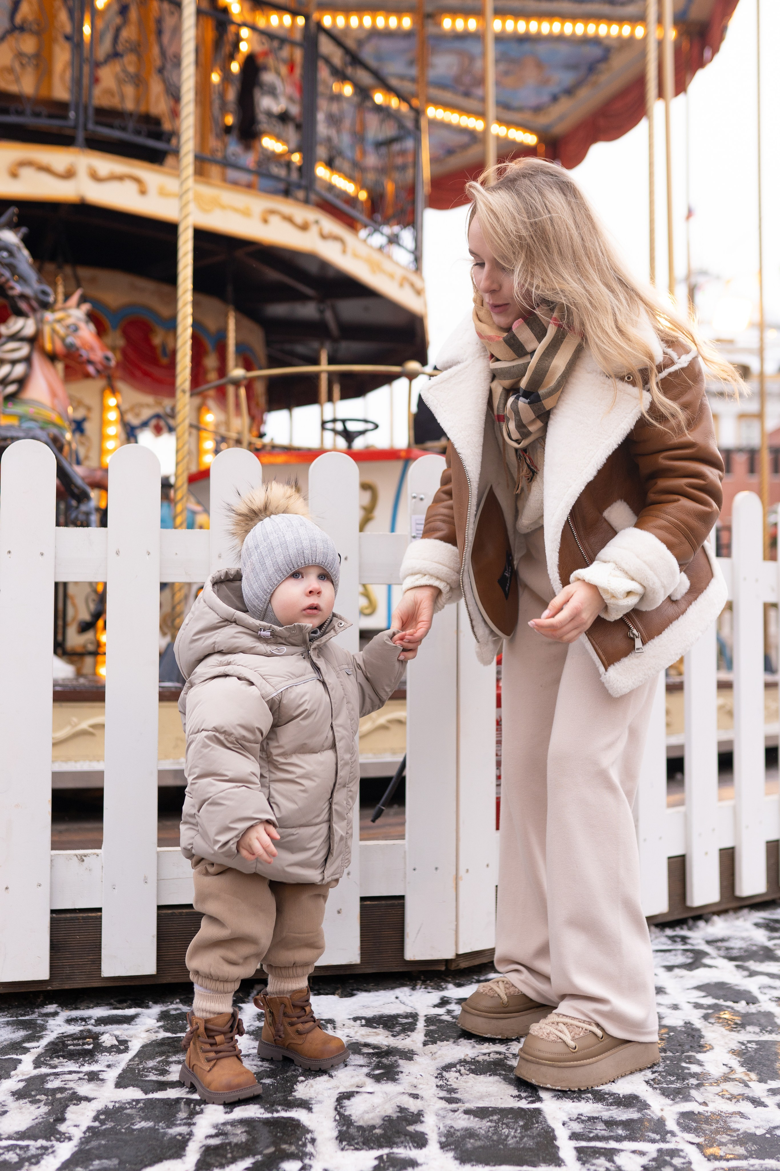 Павел, Егор и Наталия на ГУМ Ярмарке. Свадебный фотограф в Москве Анна Полушина