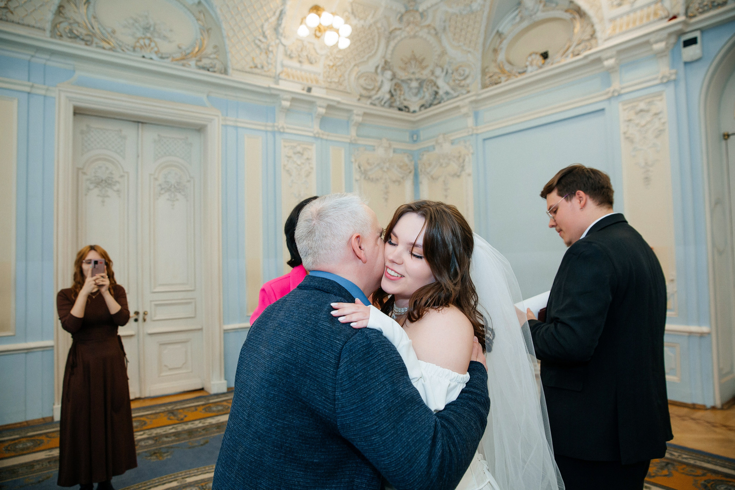 Съемка в отеле и регистрация прохладным майским днем. Свадебный фотограф в Санкт-Петербурге Вика Стукачева