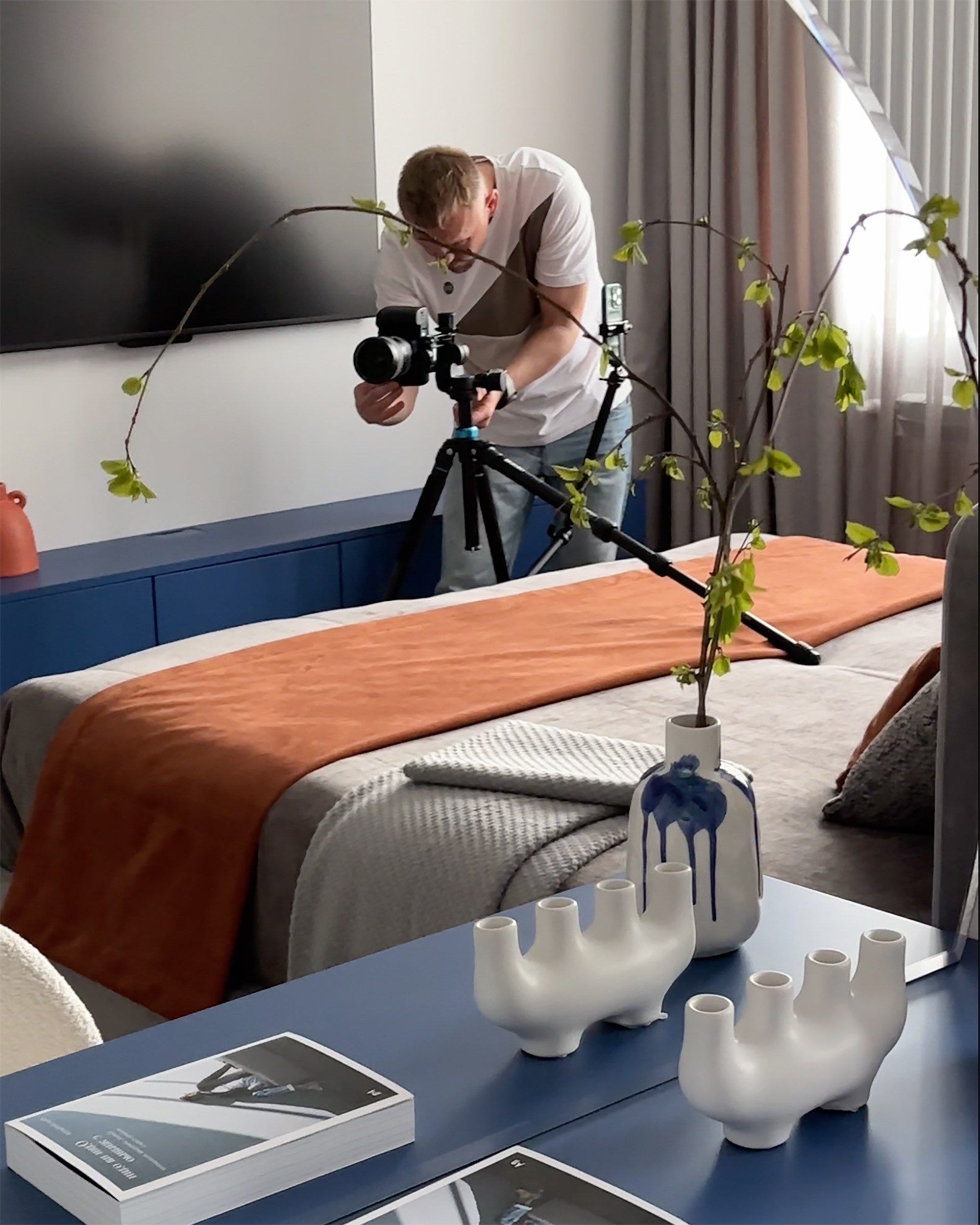 Владислав Нагин интерьерный фотограф в процессе съемки