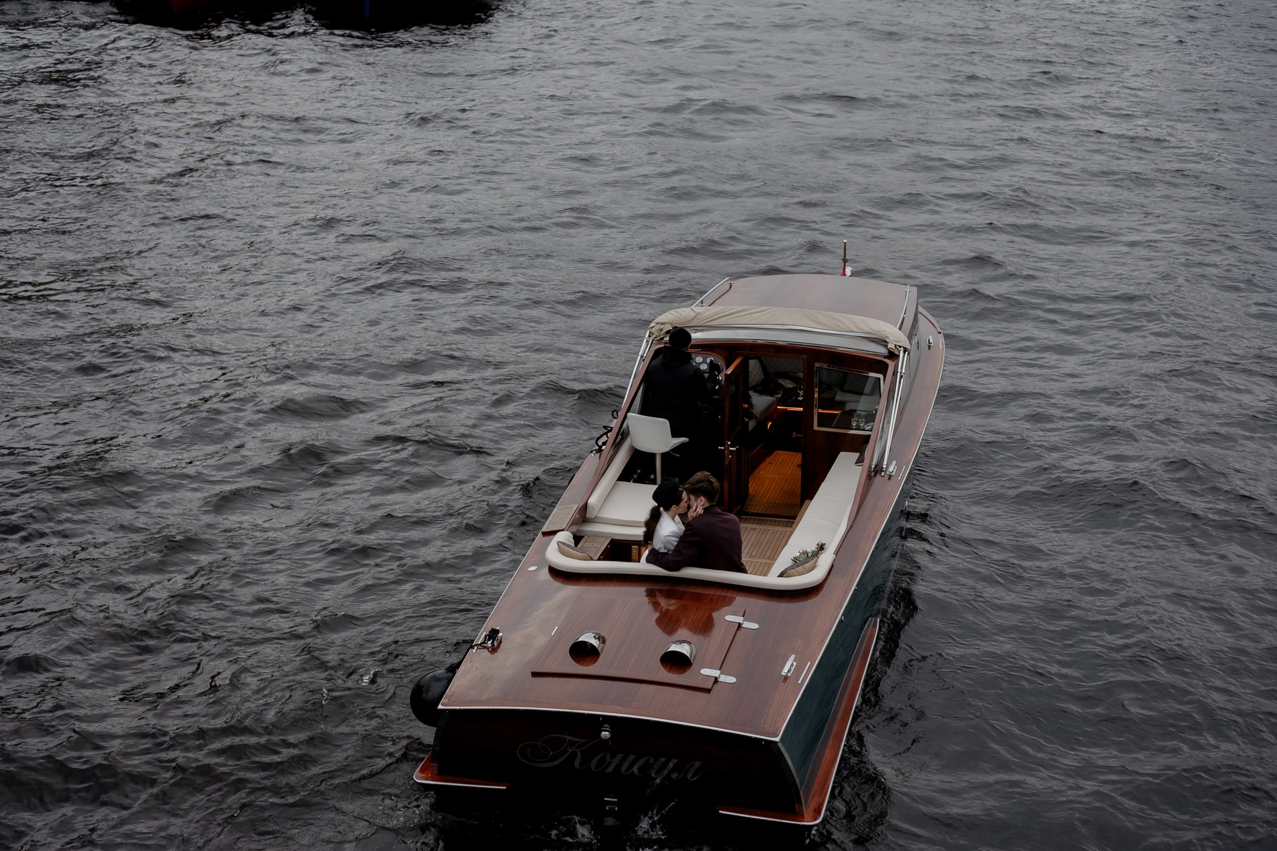 СВАДЕНБНАЯ СЬЕМКА НА КАТЕРЕ ПО КАНАЛАМ САНКТ-ПЕТЕРБУРГА И В АКВАТОРИИ НЕВЫ. Профессиональный фотограф, Санкт-Петербург — Виктория Богомолова