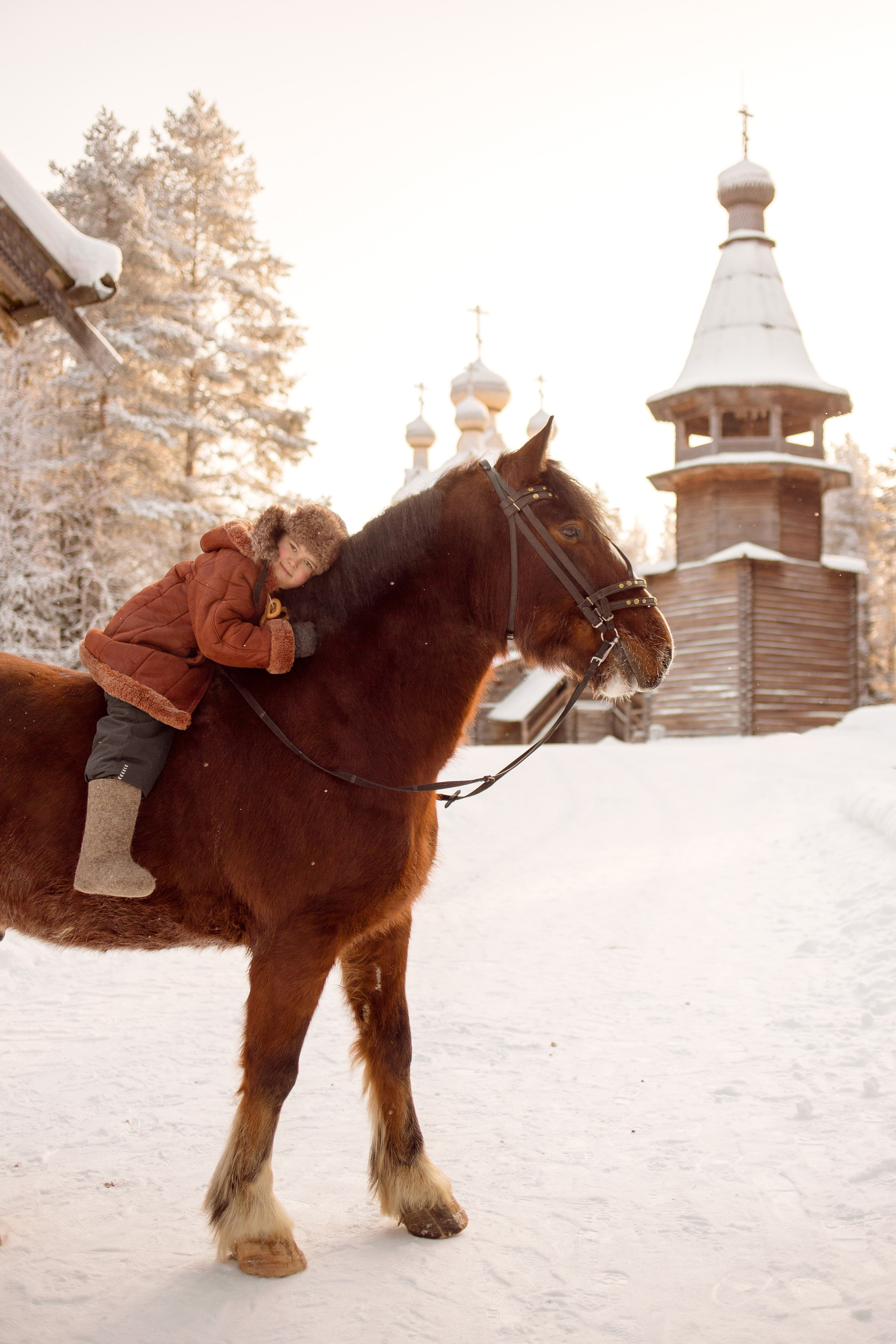 Детская фотосессия с лошадью зимой