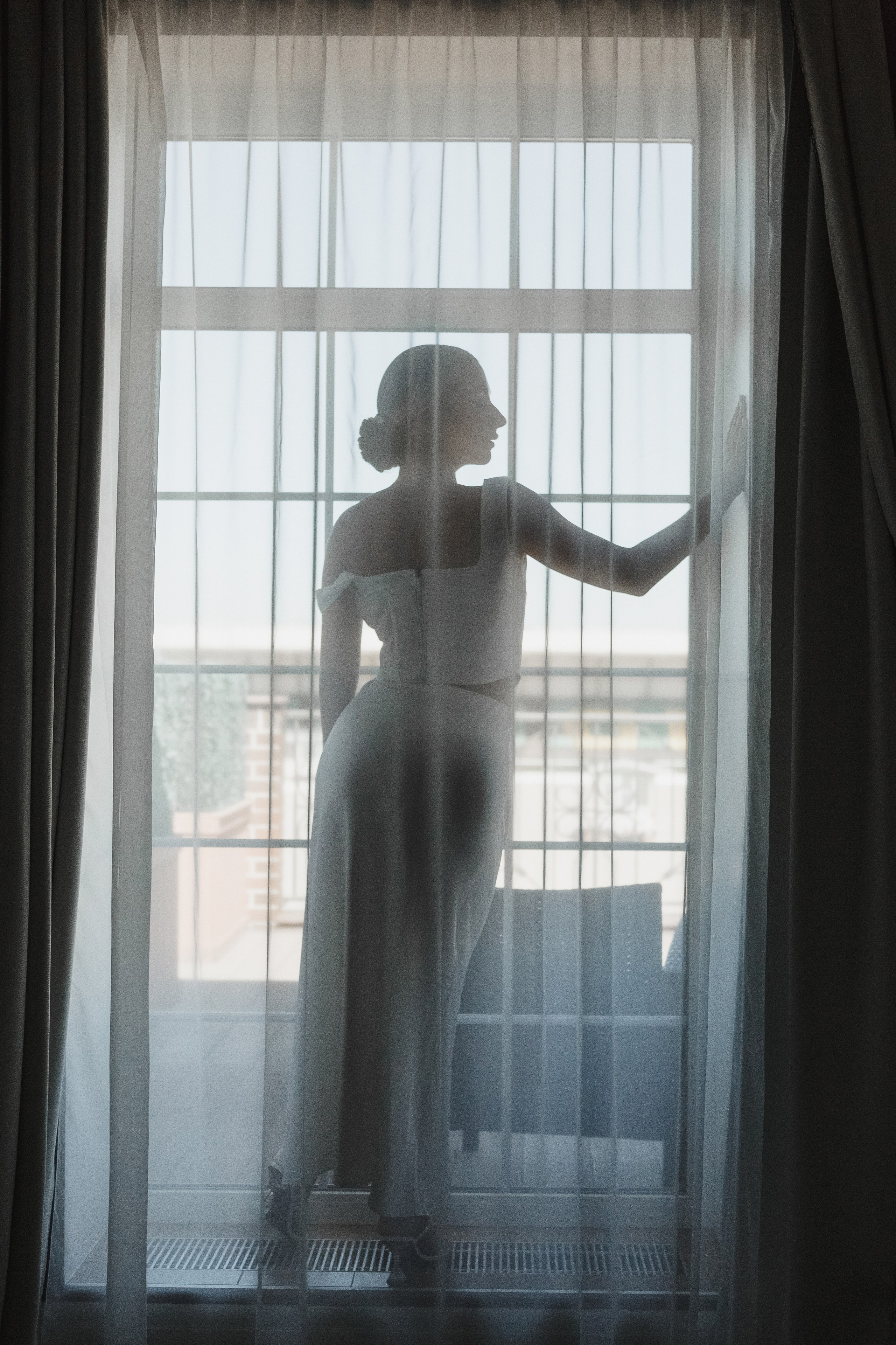 Невеста у окна в отеле перед свадебной церемонией в Golden Horse, фотограф Таганрог Антон Бакарюк