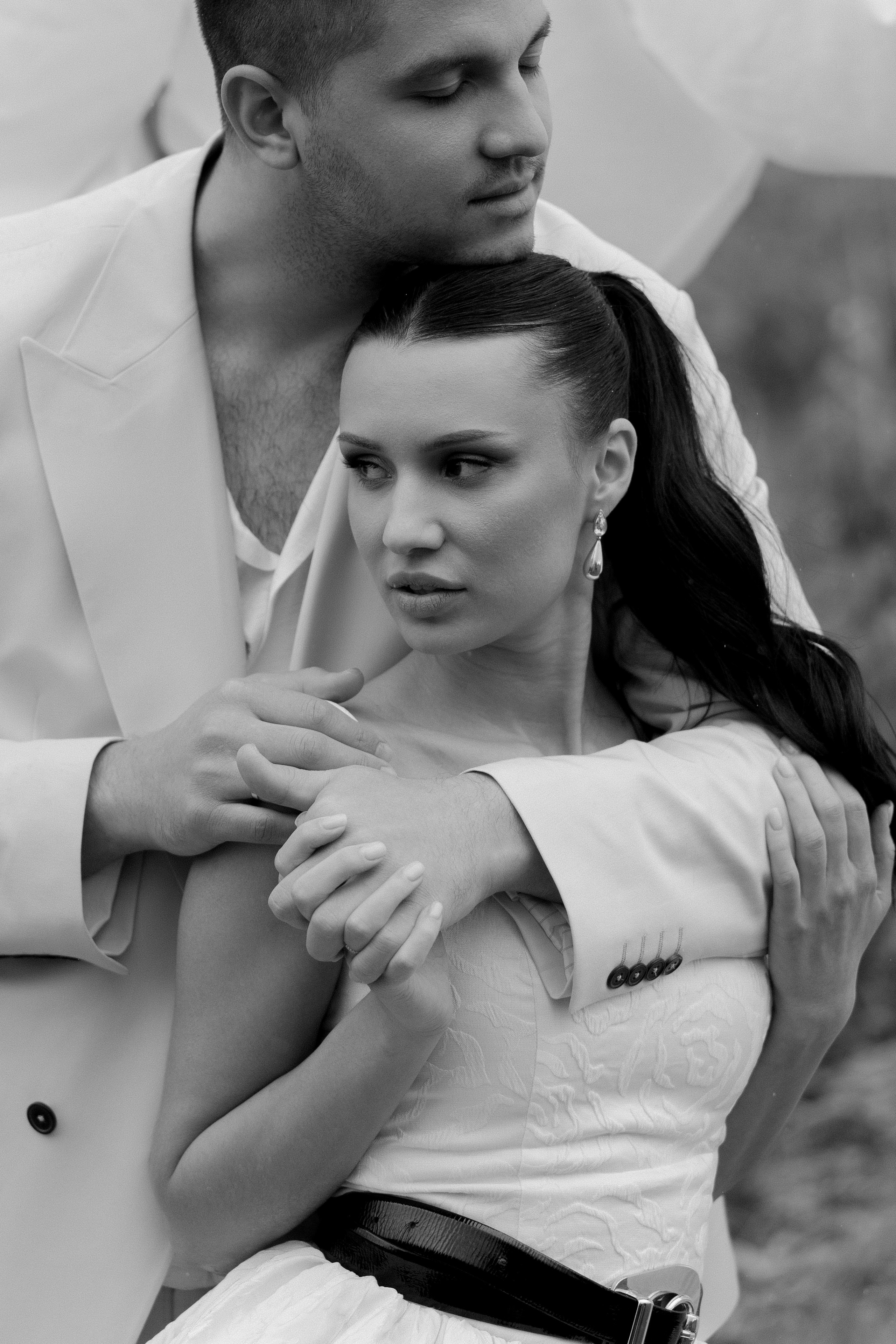 черно-белый портрет стильной свадебной пары в Анапе