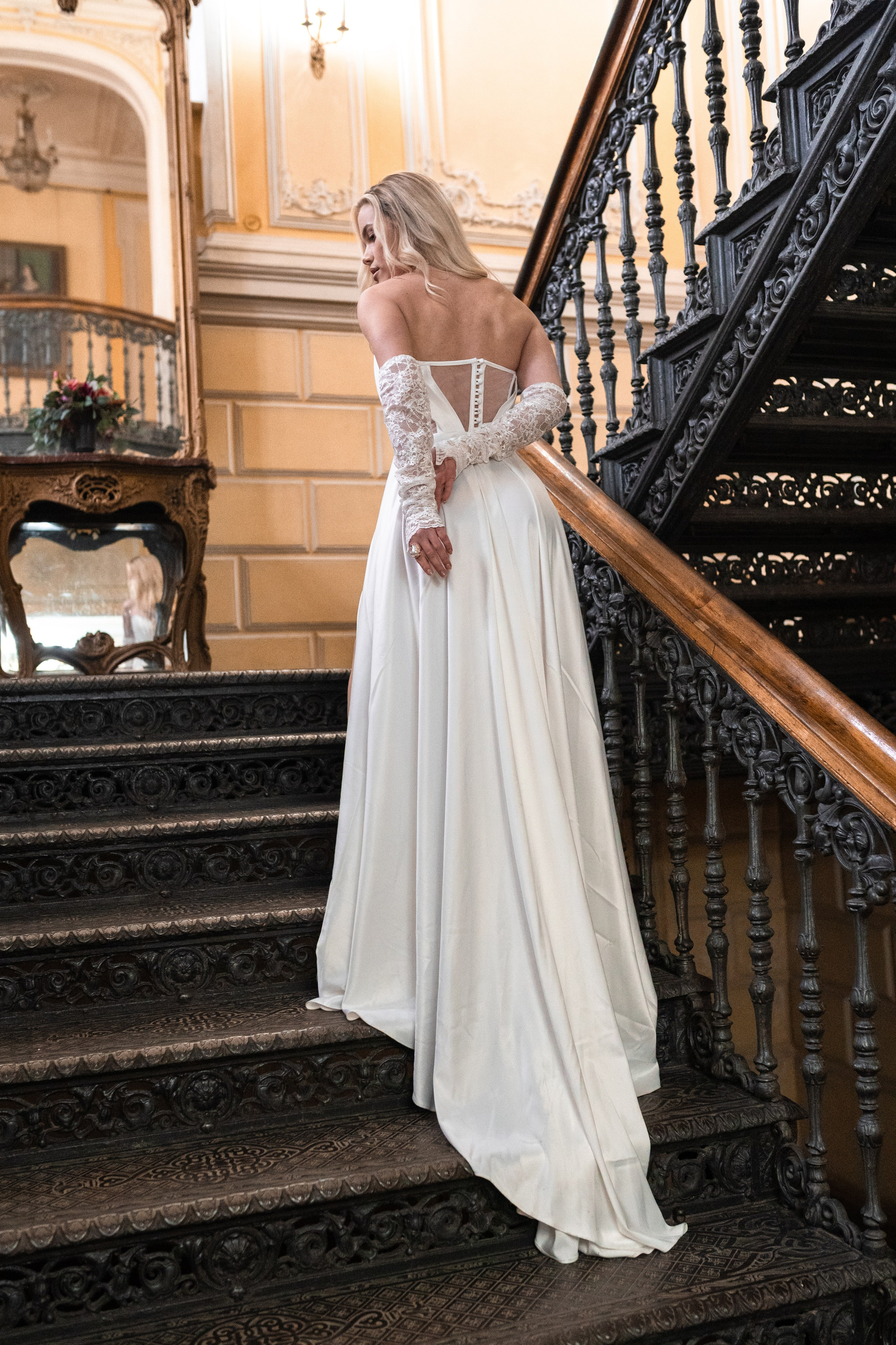 Свадебная фотосессия в Пушкинской библиотеке. Свадебный фотограф в Москве Анна Полушина