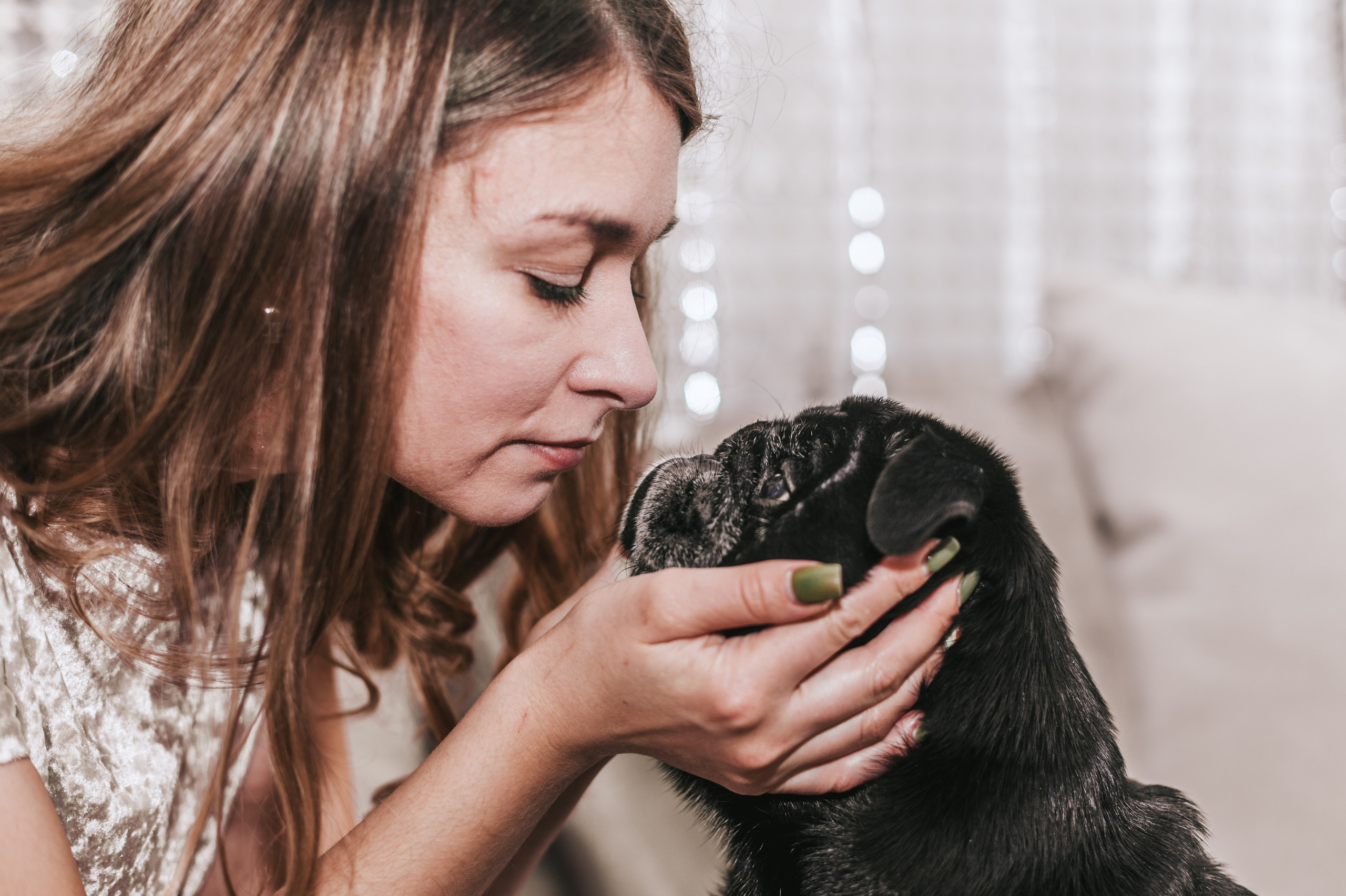 Домашняя фотосессия Оли и двух ее мопсов. Фотограф-анималист Татьяна Степанова
