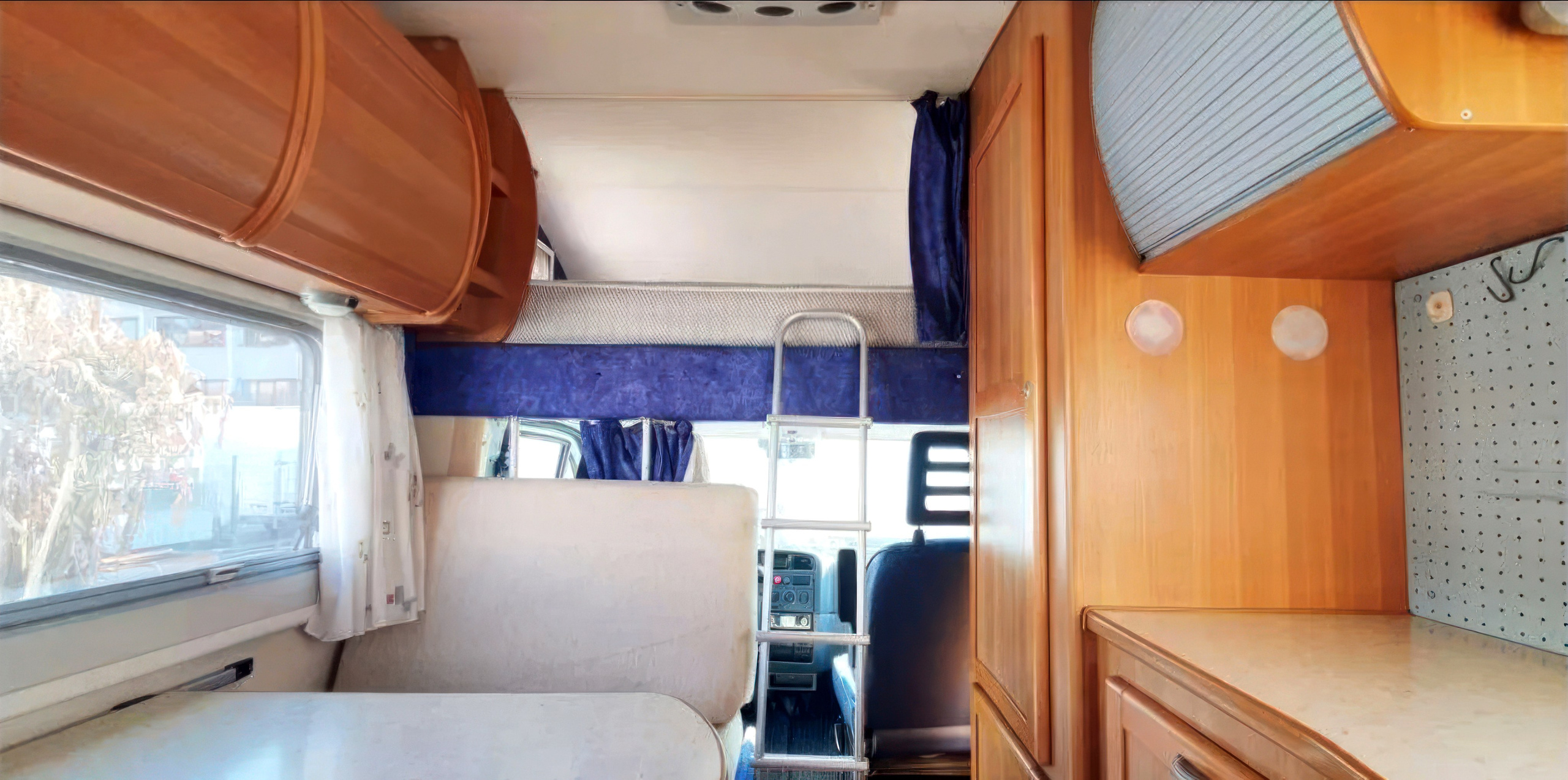 Внутреннее содержимое кемпера - автодома. Кемпердлявас — аренда Автодома для путешествий по Беларуси и за ее пределами! Путешествуйте с комфортом!