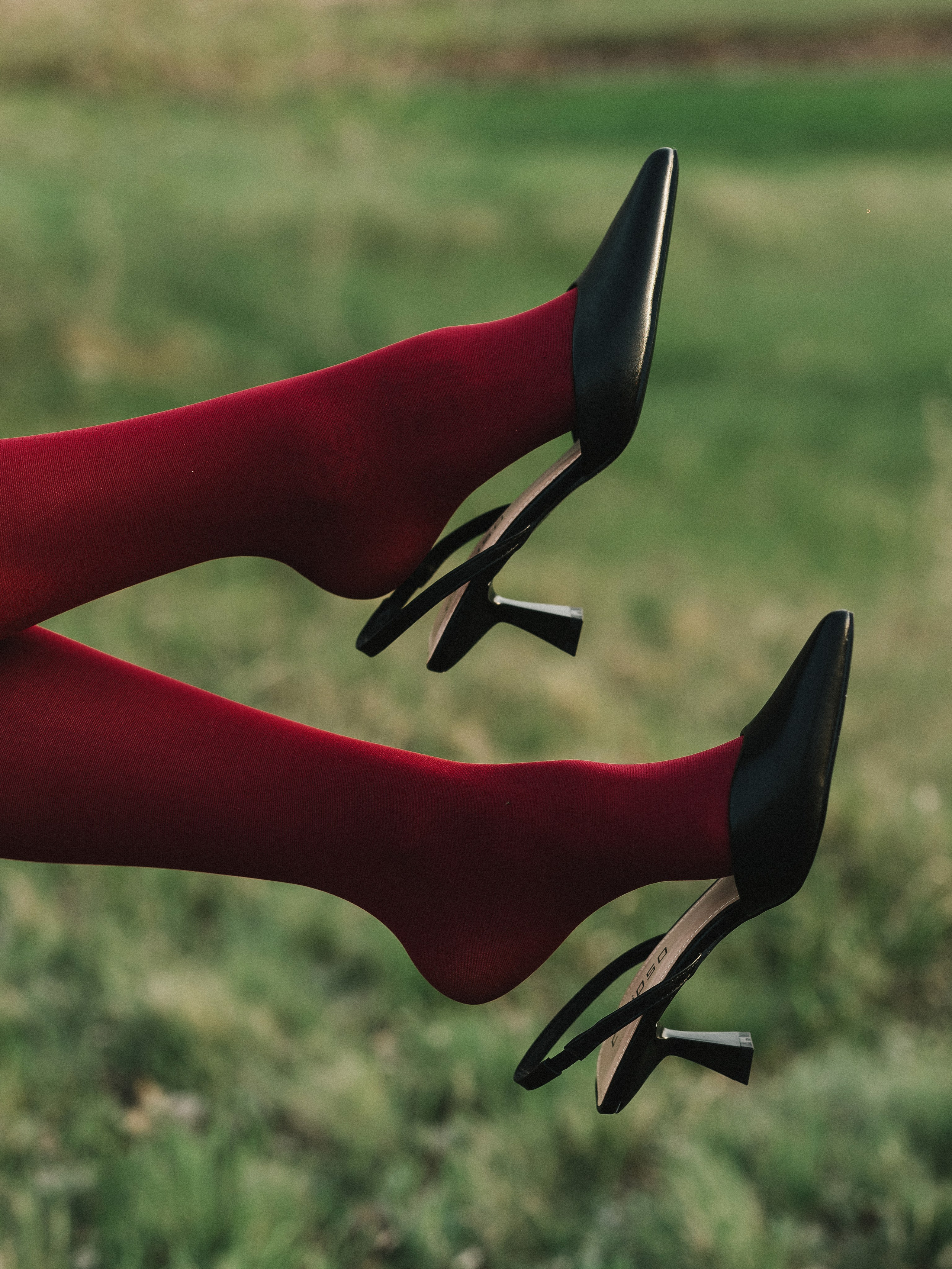 красное, фотосессия, портрет женский, портретная фотосессия, фотосессия на природе, идея для фотосессии, красные колготки 