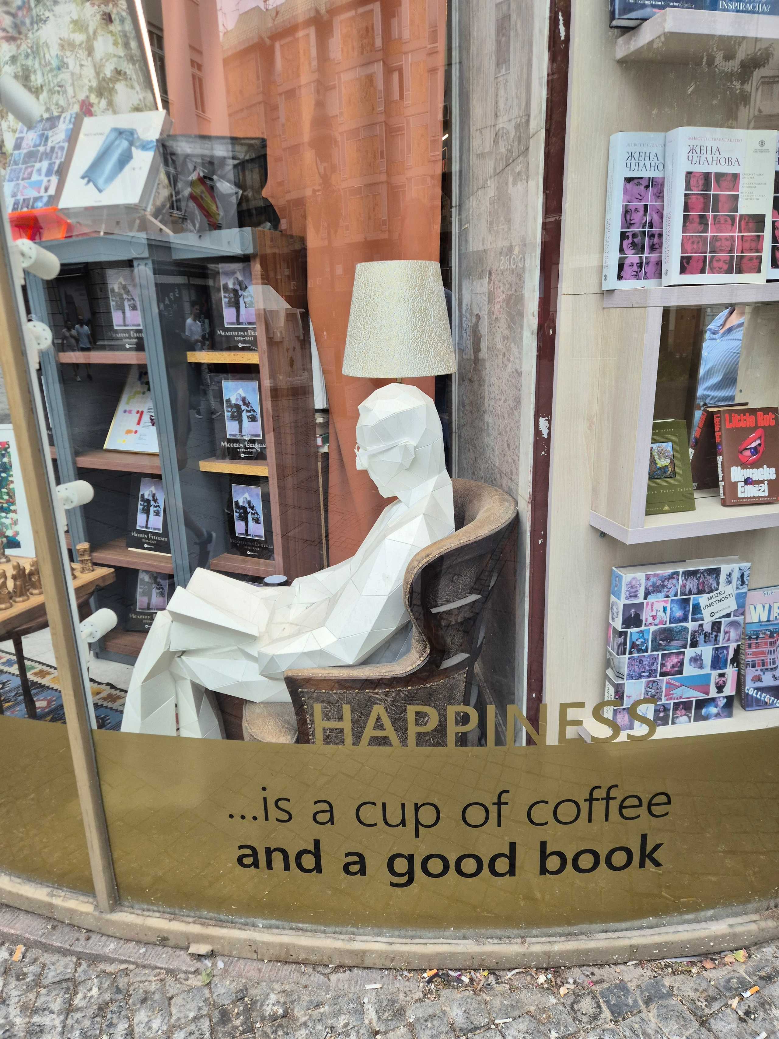 Счастье - это чашка кофе и хорошая книга. В городе очень много книжных магазинов