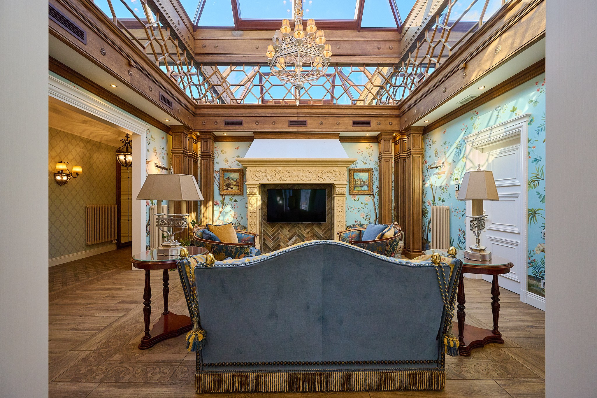 зал светлые оттенки теплые телевизор голубой диван 