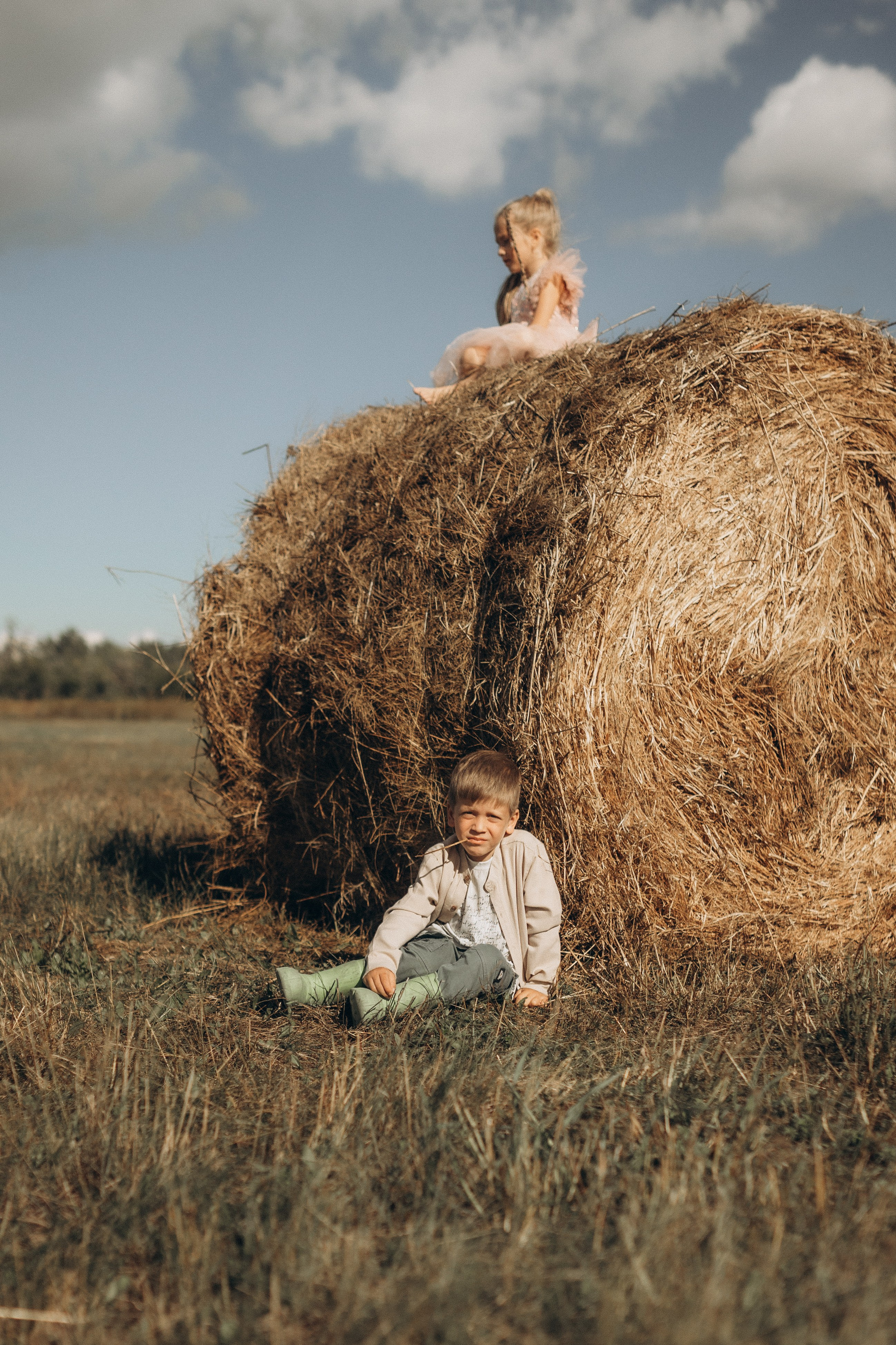Вика и Миша на сене. Семейный фотограф lifestyle в Новосибирске Елена Шпилевая