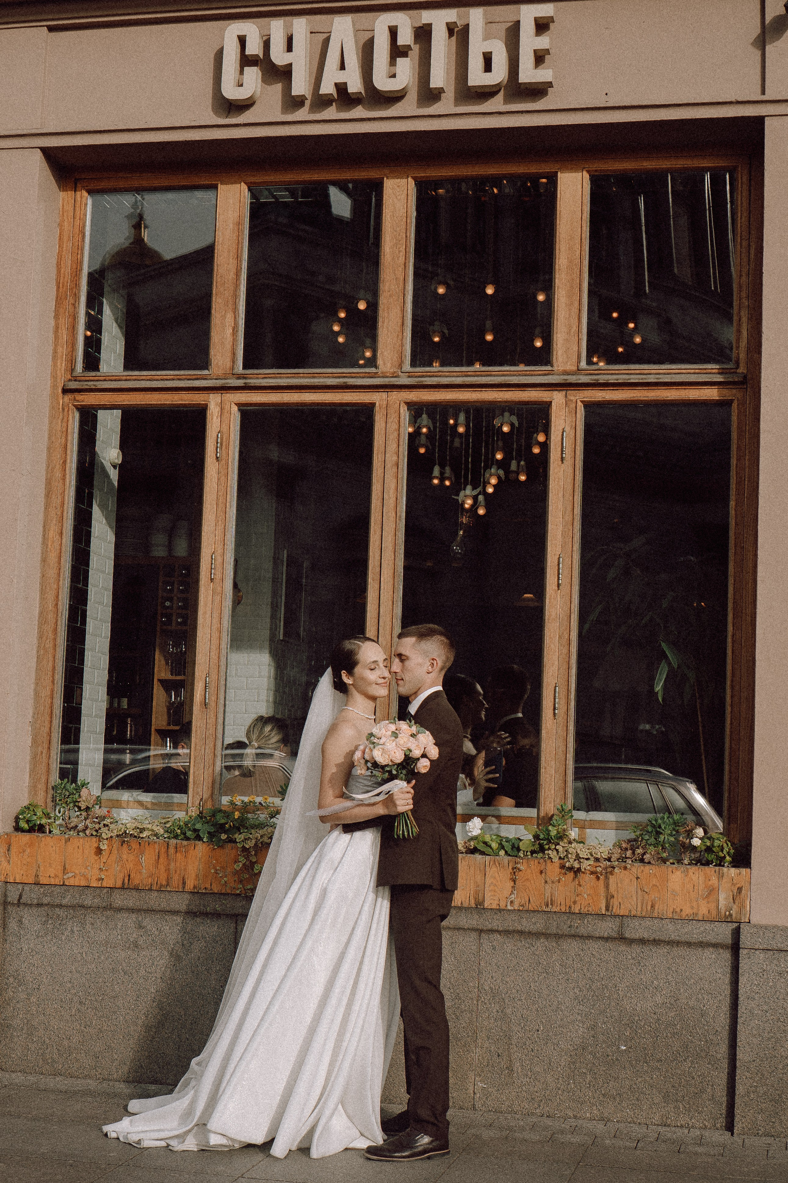 СВАДЕБНАЯ ПРОГУЛКА В САНТК-ПЕТЕРБУРГЕ (ИСАКИЕВСКИЙ СОБОР, ЗИМНЯЯ КАНАВКА, ЭРМИТАЖ И БОЛЬШАЯ МОРСКАЯ УЛИЦА). Профессиональный фотограф, Санкт-Петербург — Виктория Богомолова