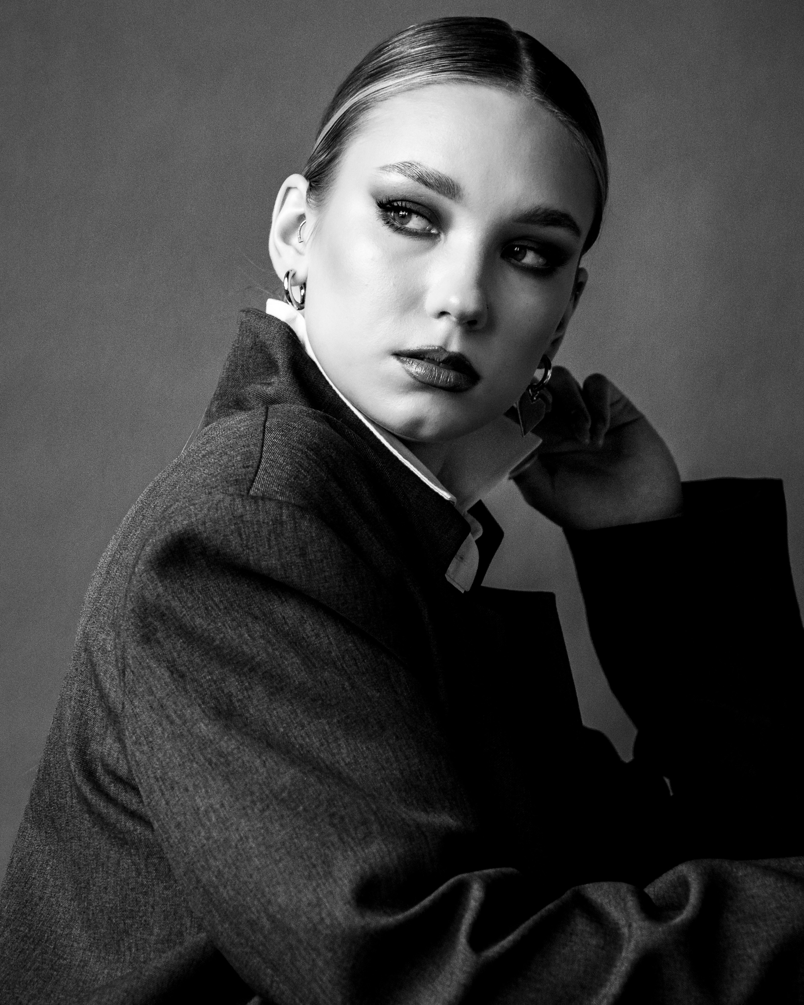 Психологический портрет девушки в черно-белом исполнении