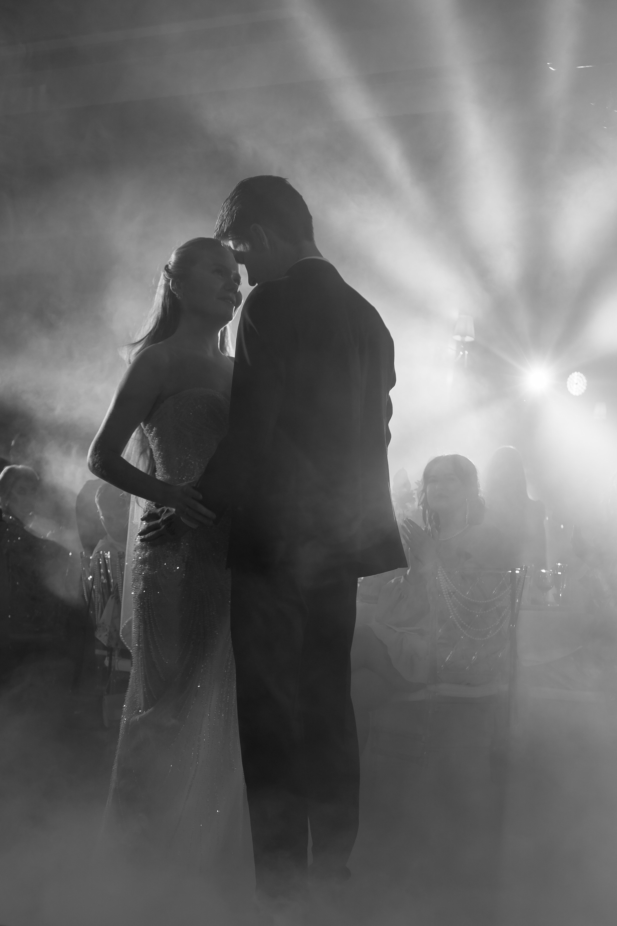 ПЕРВЫЙ ТАНЕЦ МОЛОДЫХ НА БАНКЕТЕ. ТРОГАТЕЛЬНЫЙ МОМЕНТ (СНЯТО В СИБИРЕ В НИЖНЕВАРТОВСКЕ). Профессиональный фотограф, Санкт-Петербург — Виктория Богомолова