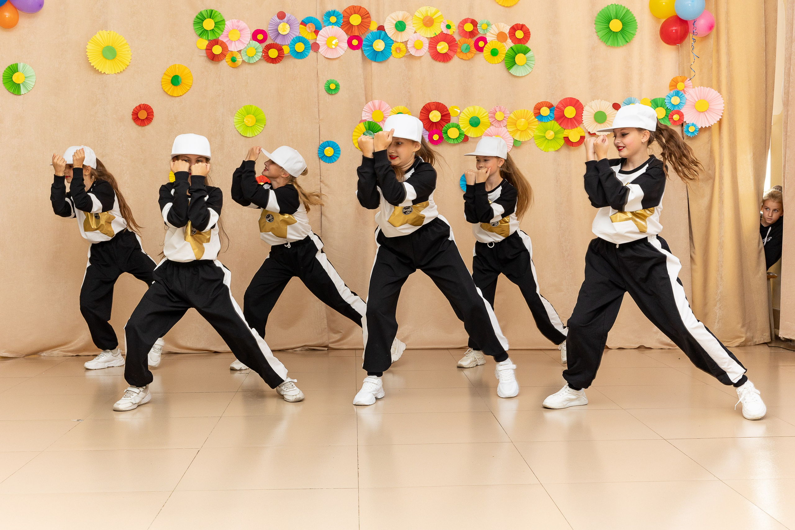 Выступление танцевального коллектива Браво. Выпускные альбомы во Владивостоке