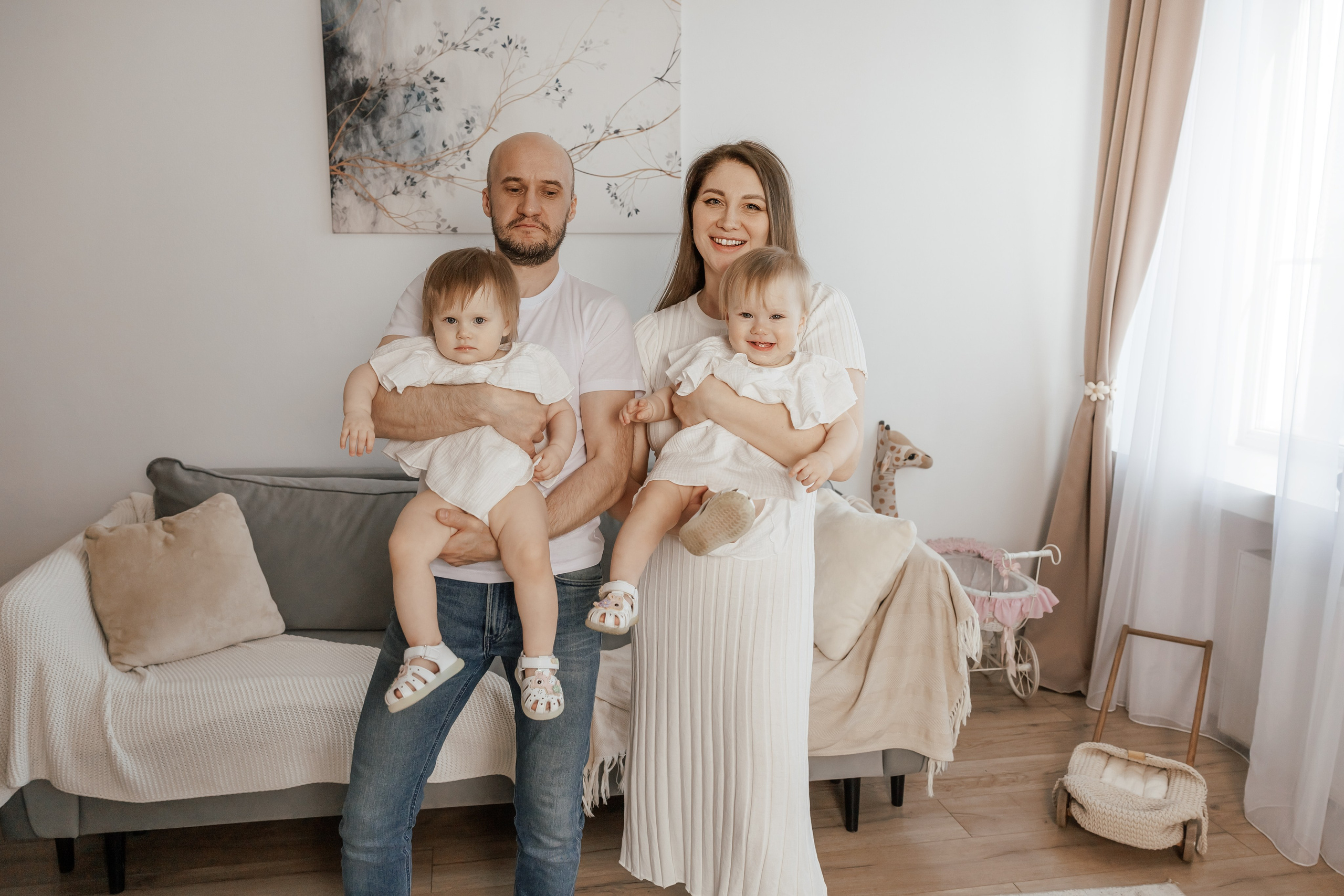 Семейная фотосессия для семьи с девочками близнецами на годик одежда в светлых тонах светлая бежевая студия в Москве теплые тона