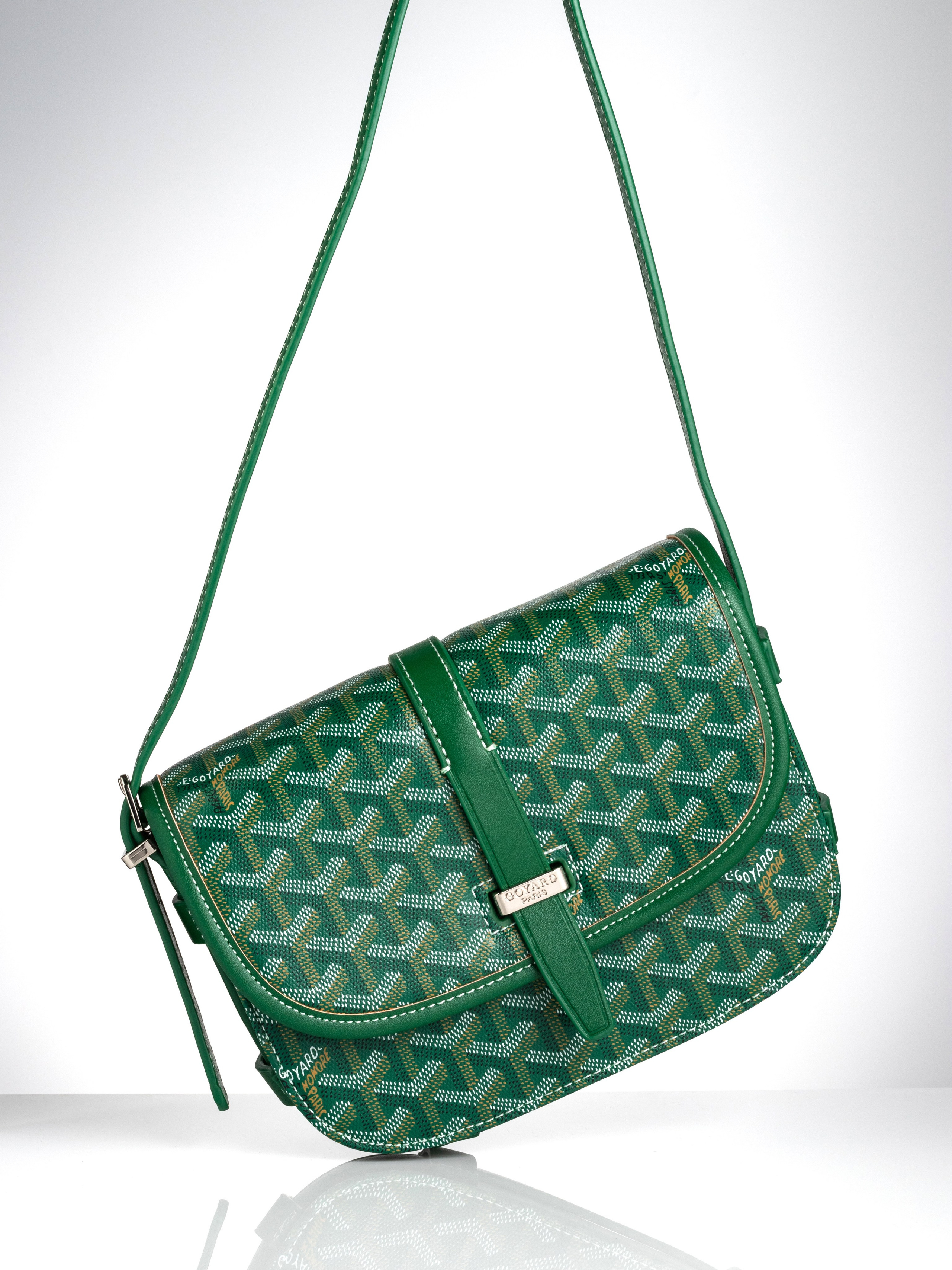 Cумка Gоyard Belvedere на белом фоне