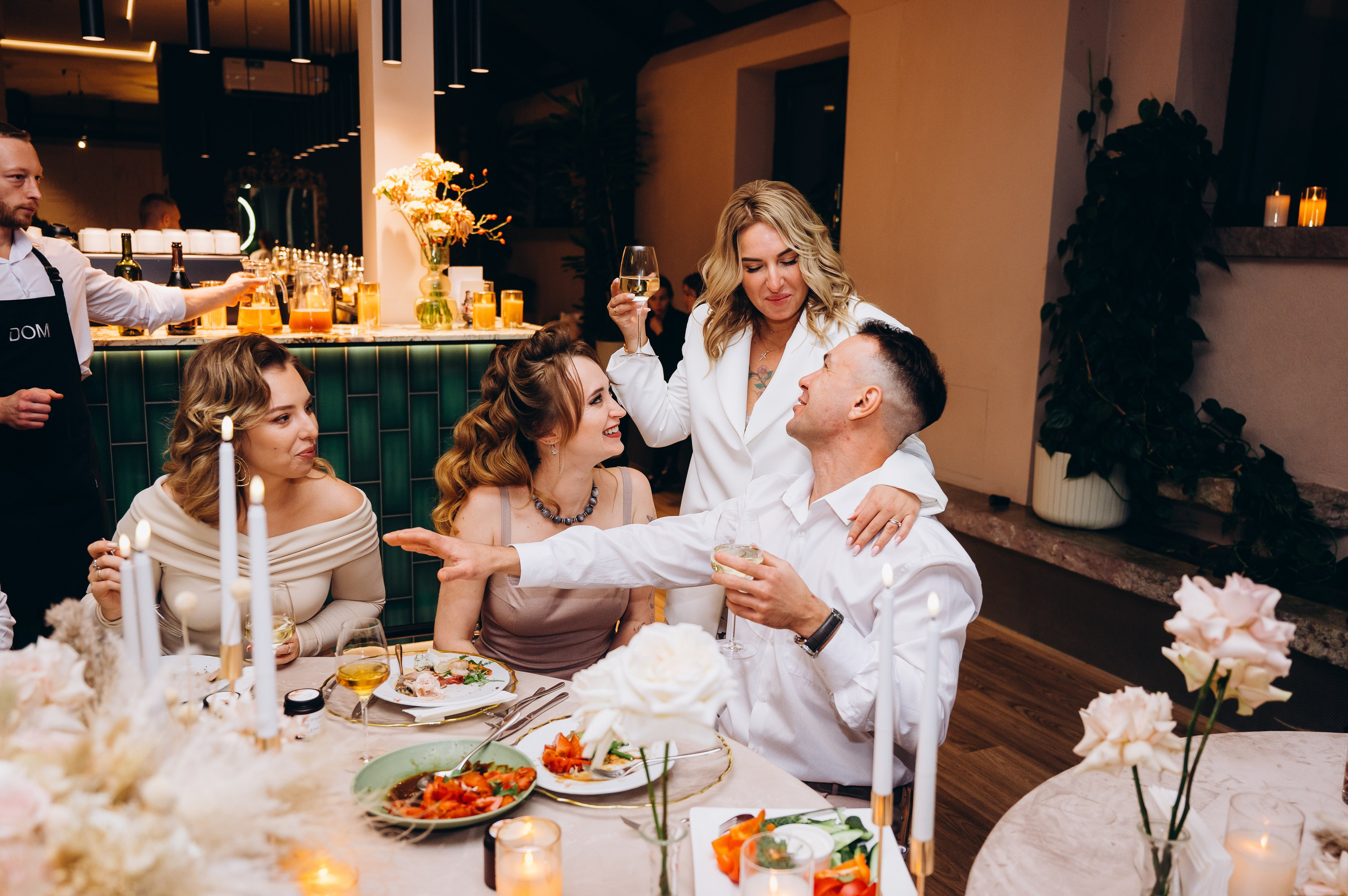 Веселые гости танцуют на свадебном банкете — репортажная съемка свадебных мероприятий в Москве с живыми эмоциями.