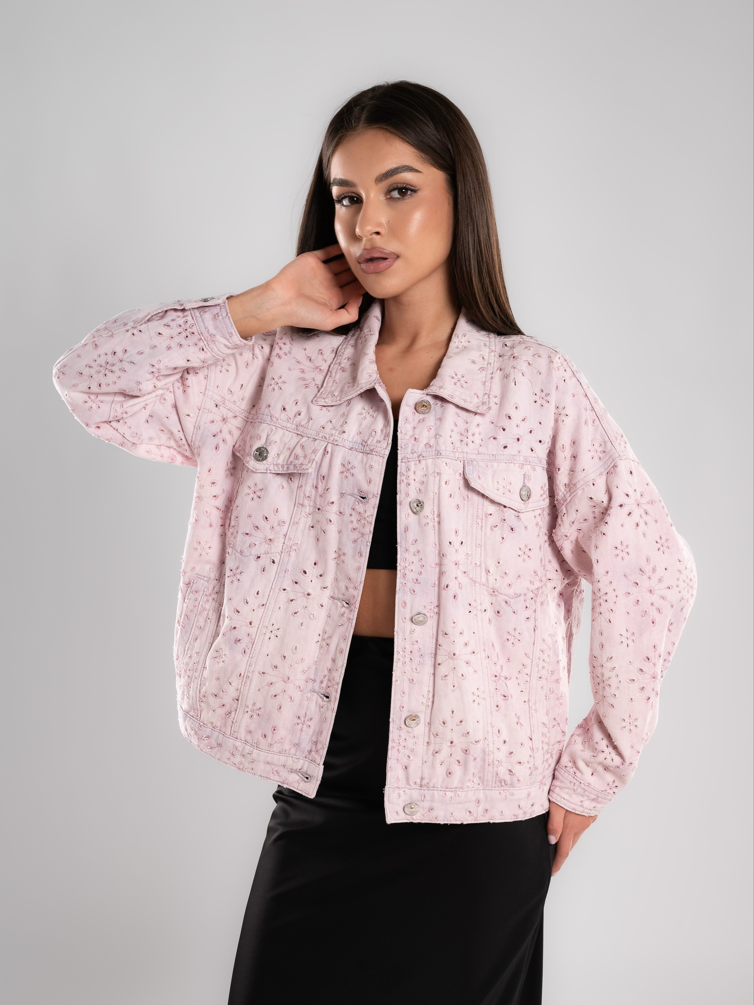 Джинсовые куртки на 2х моделях. Предметный фотограф, фото для маркетплейсов Пятигорск, КМВ