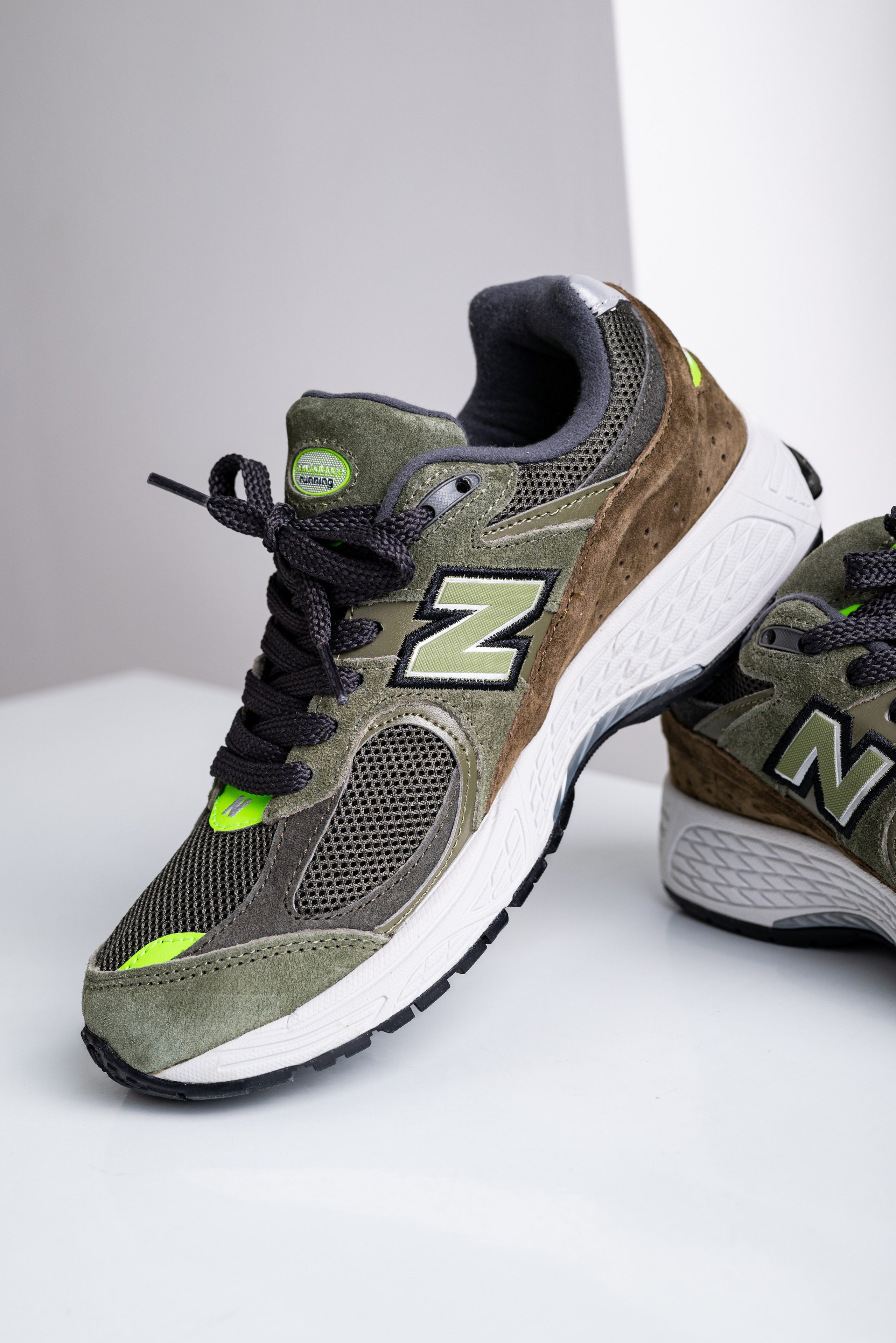 Кроссовки в студии. Предметный фотограф, фото для маркетплейсов Пятигорск, КМВ