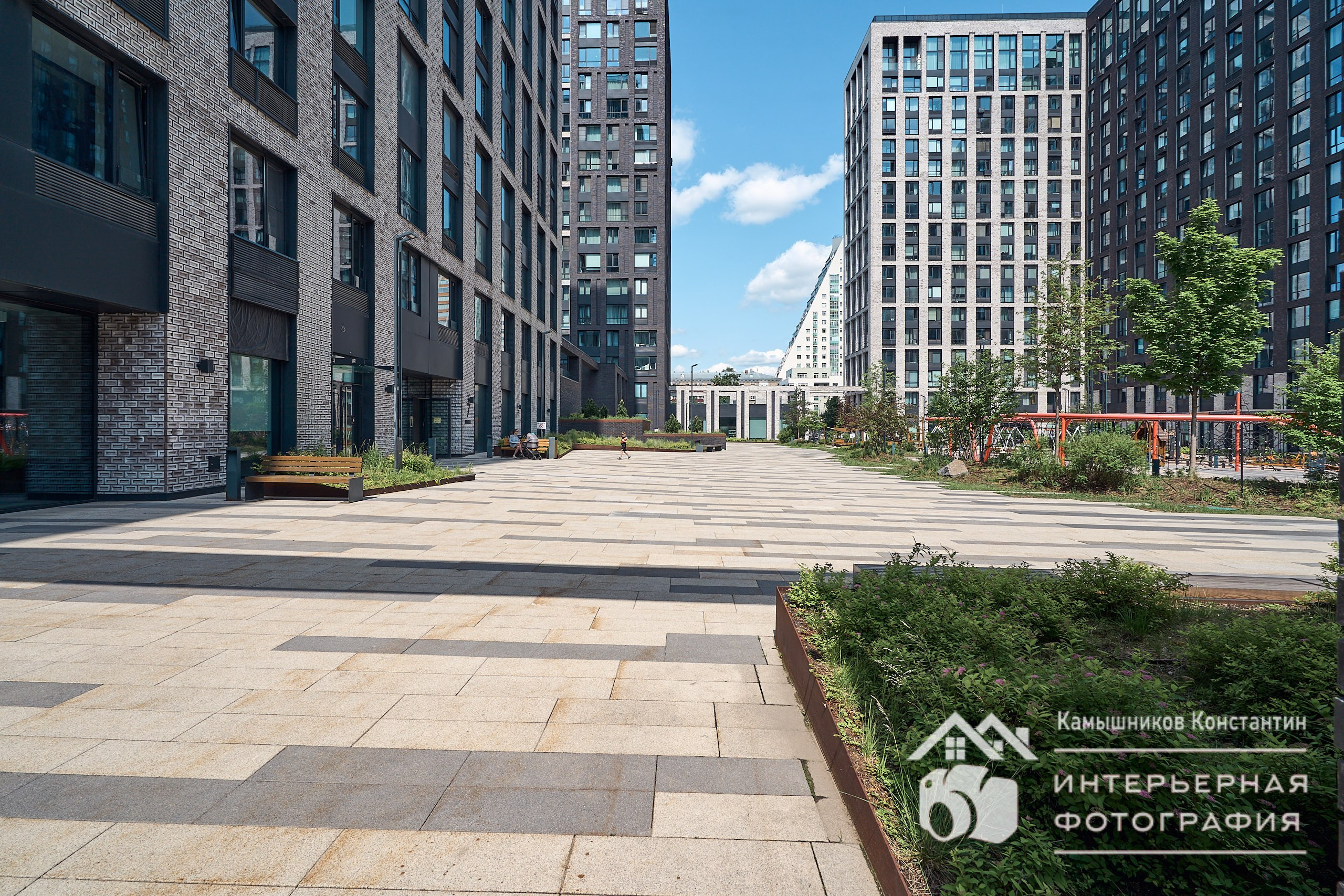 Архитектурная фотография общего вида ЖК бизнес-класса из закрытого внутреннего двора с детской площадкой