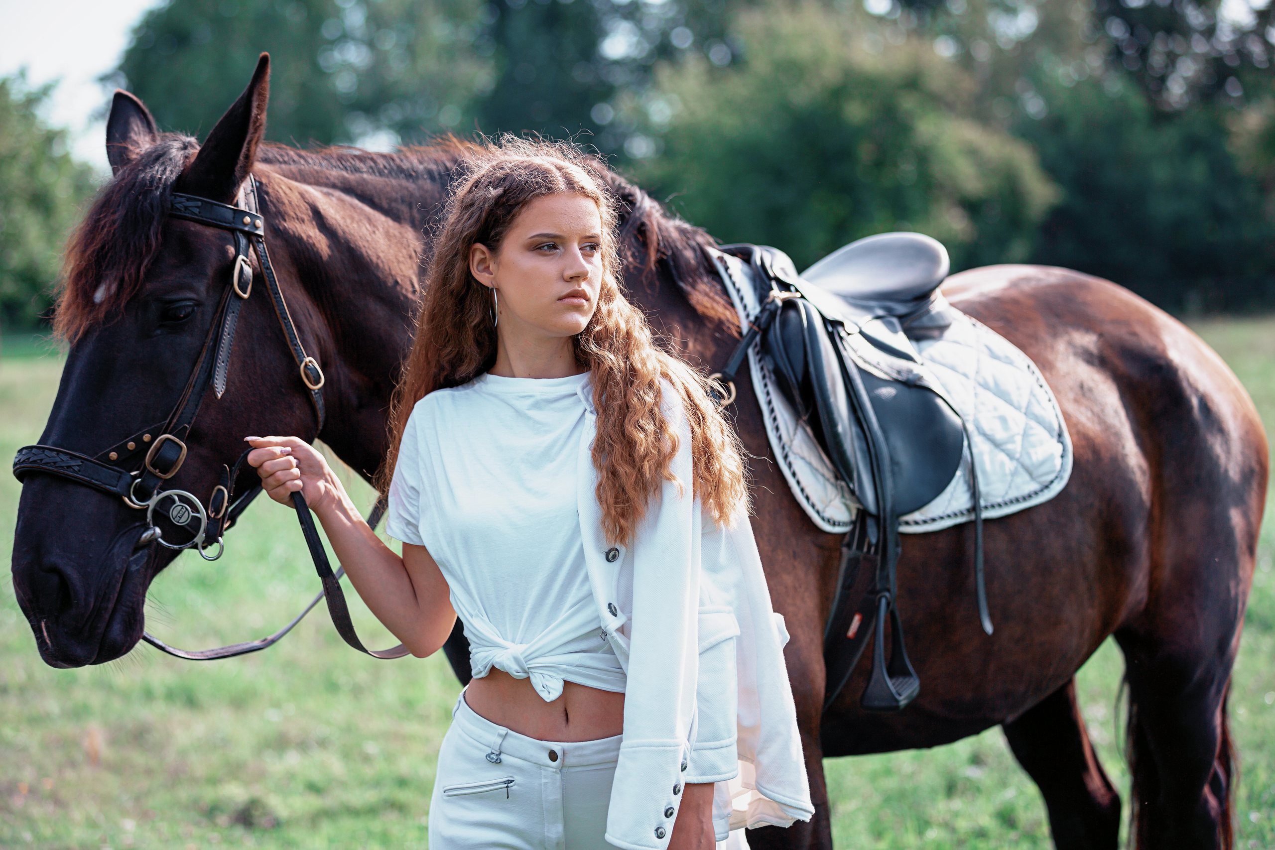 Фотосессия с девушкой в конном клубе Фриз, Малаховцы. Свадебный фотограф в Барановичах Вячеслав Шах-Гусейнов, фотошкола