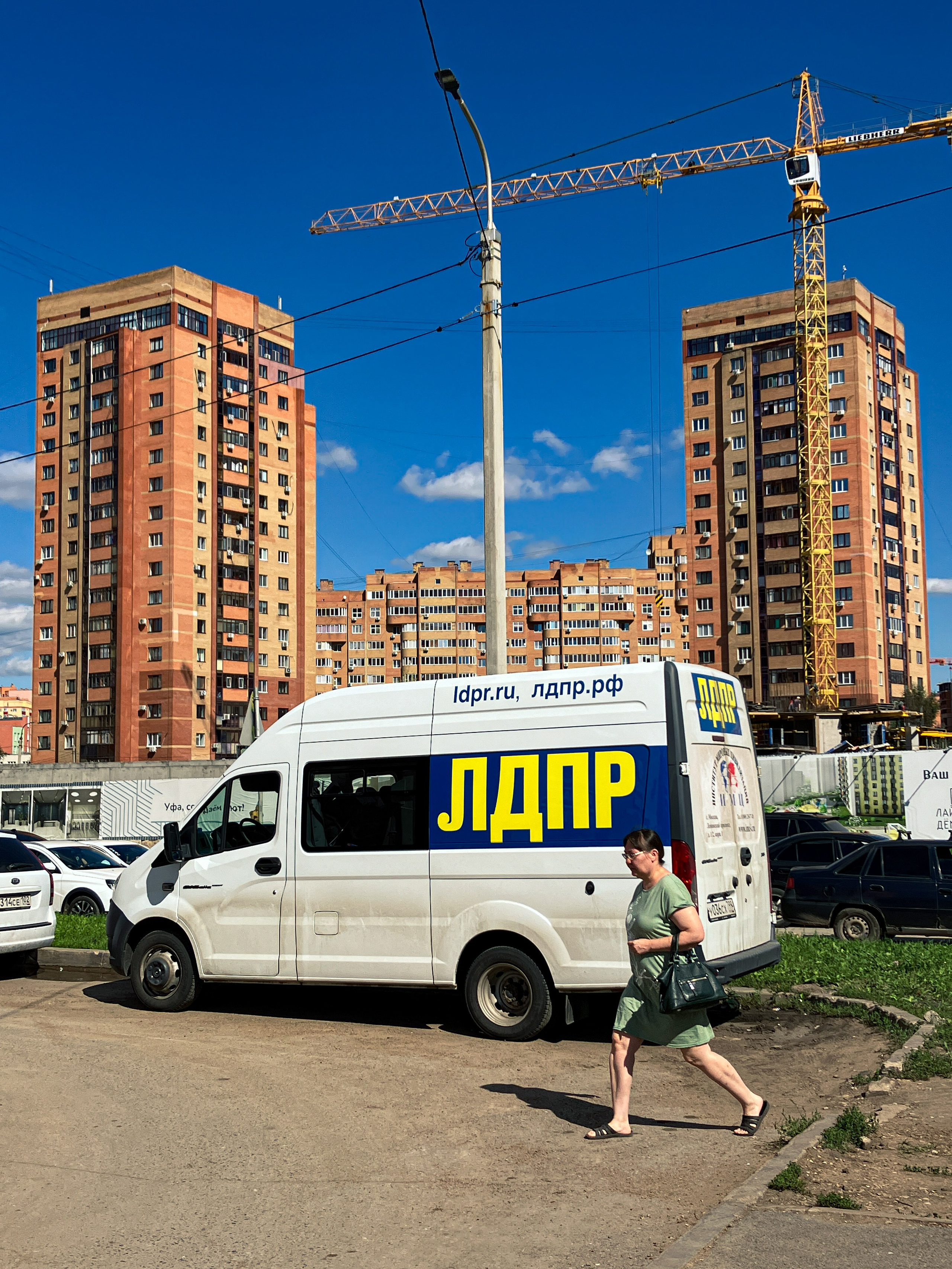 Рекламный фургон ЛДПР на улице Дагестанской