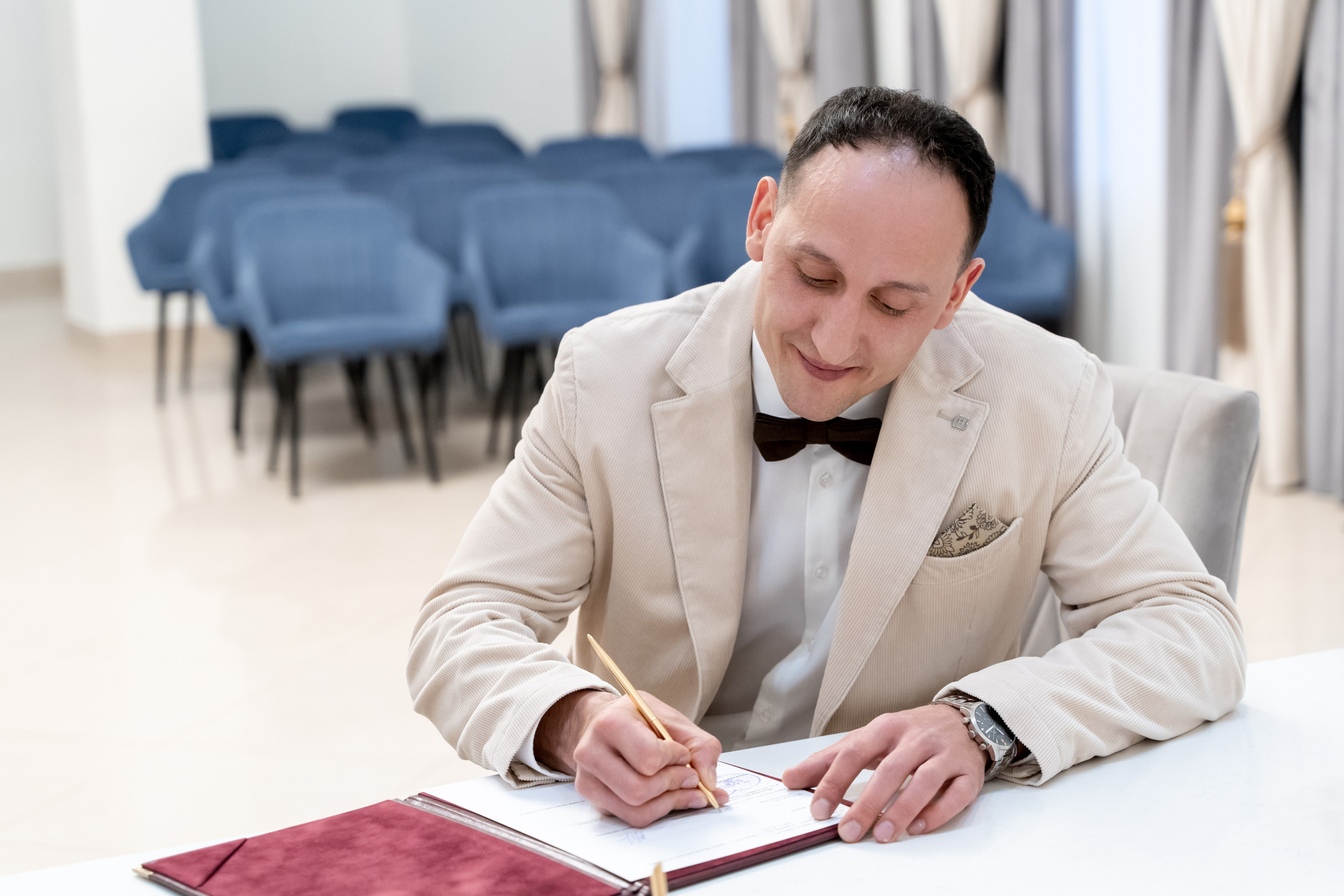 Свадебный фотограф в Москве. Свадебный фотограф Видное, Бутово, Домодедово, Щербинка, Царицыно. Свадебная фотосессия и сборы невесты в отеле Soluxe. Регистрация брака во дворце бракосочетания ВДНХ. Свадьба на ВДНХ. Свадебная фотосессия с ретро автомобилем Чайка. 