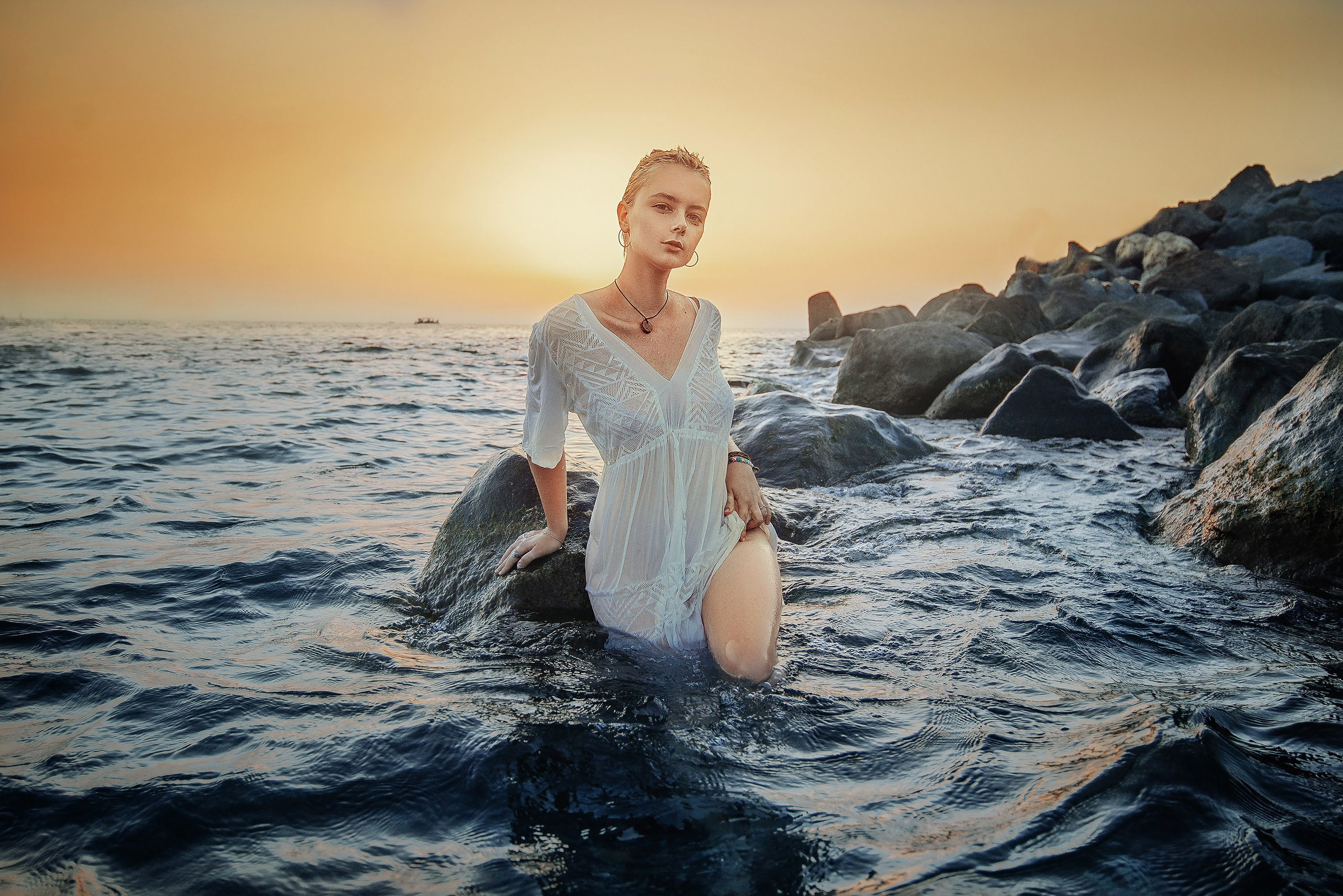 красотка в мокром, белом платье в море 