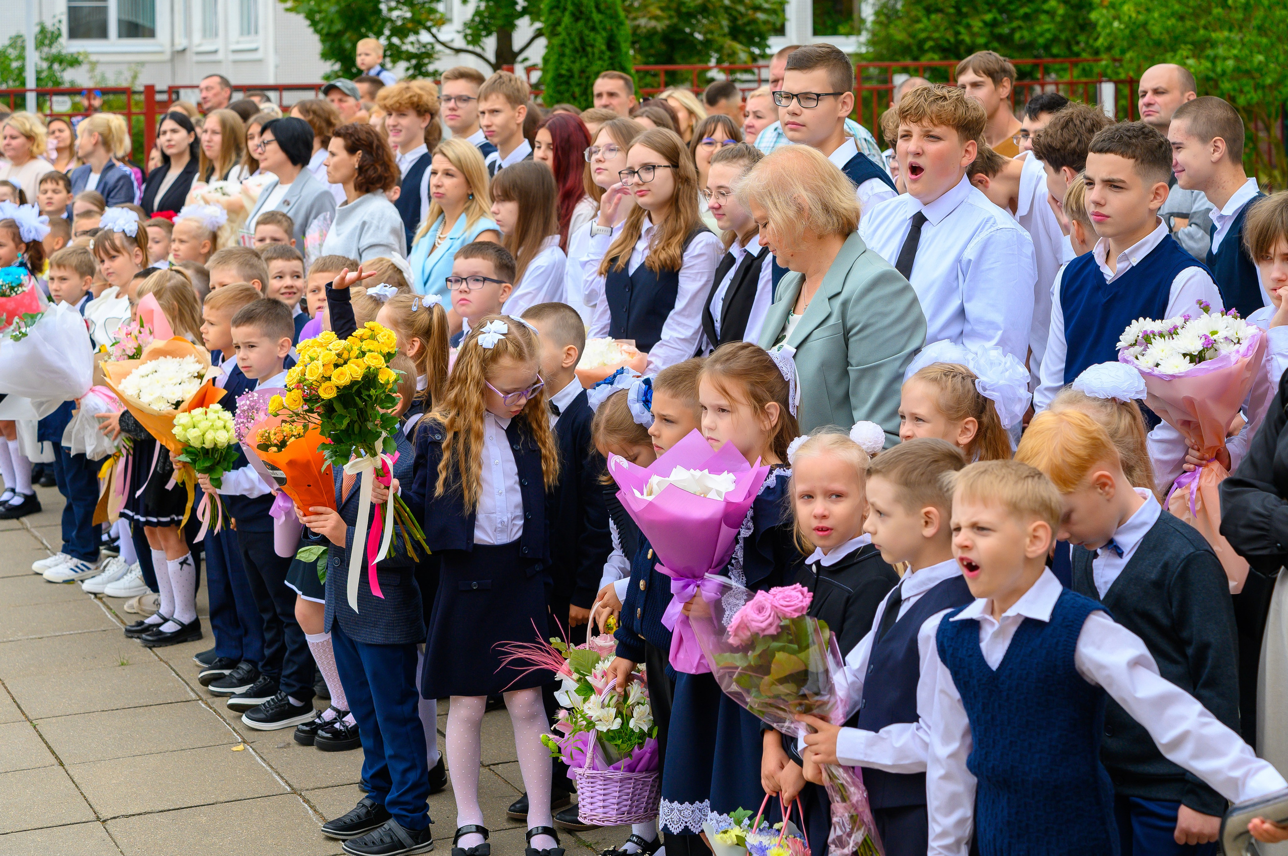 Вот звучит первый звонок, перед этим долгое приготовление к новому этапу в жизни, Яромир идет в школу. Фотоуслуги, услуги фотографа, фотографирование важных событий