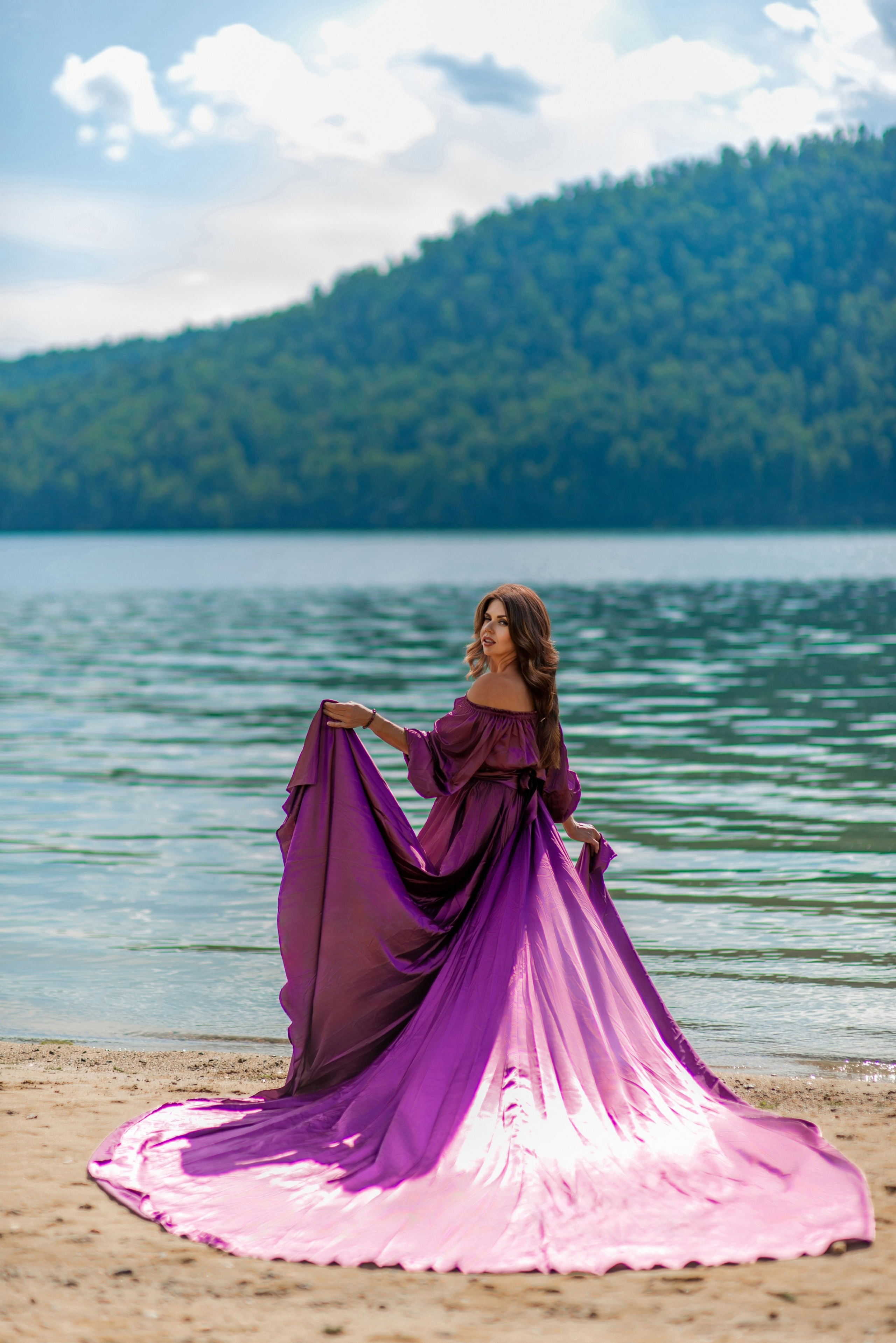 Платье со шлейфом на фотосессию на Байкале напрокат