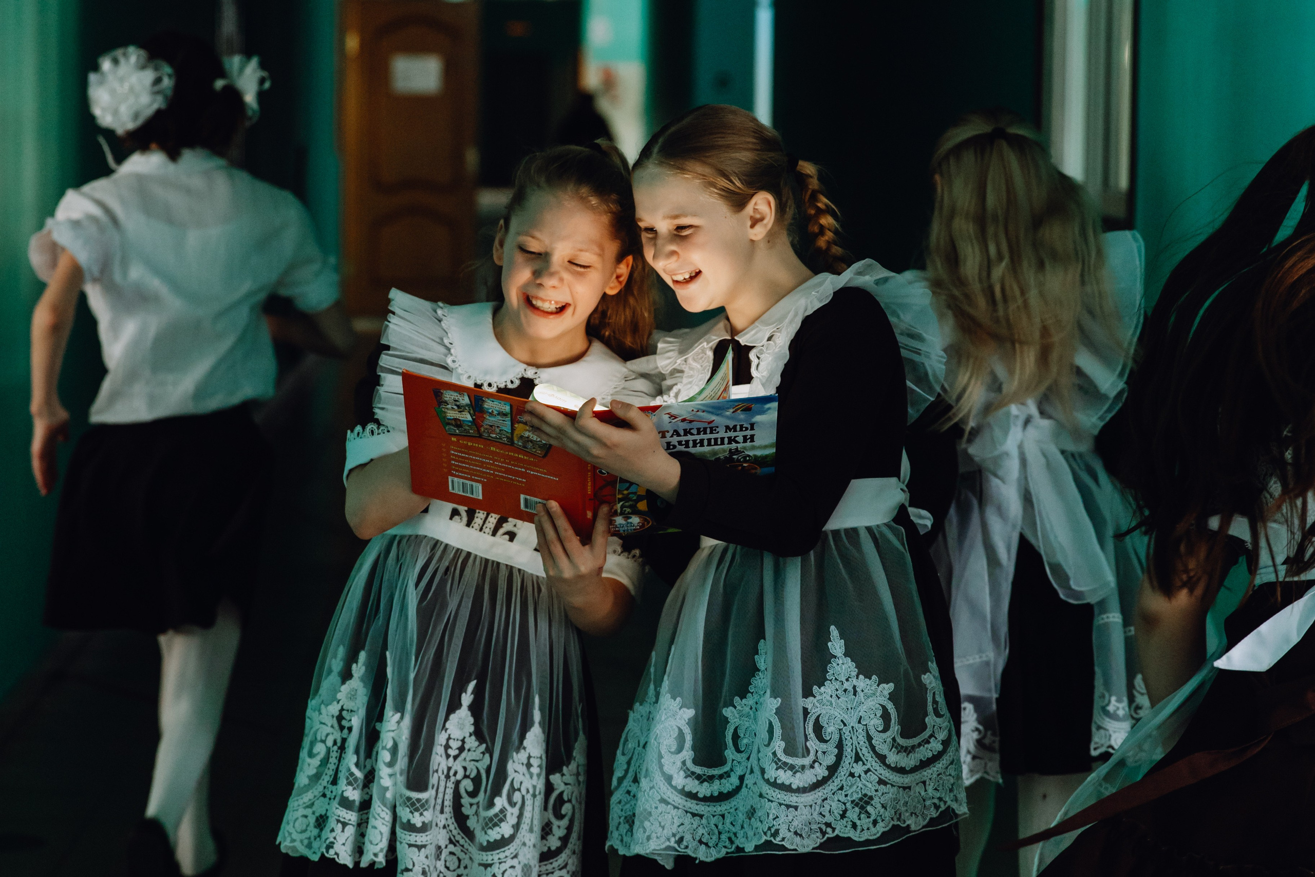 Школьные альбомы в Чернянке. Фотограф Максим Никонов