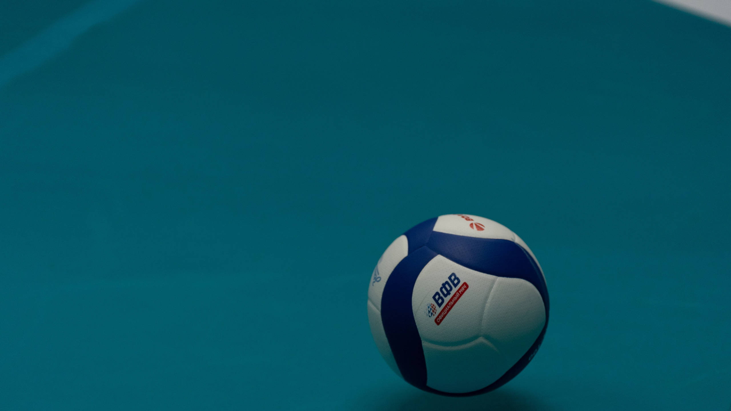 Волейбольный мяч в полёте — динамика и напряжение матча «Зенит» — «Динамо», спортивная фотосъёмка в Санкт-Петербурге.