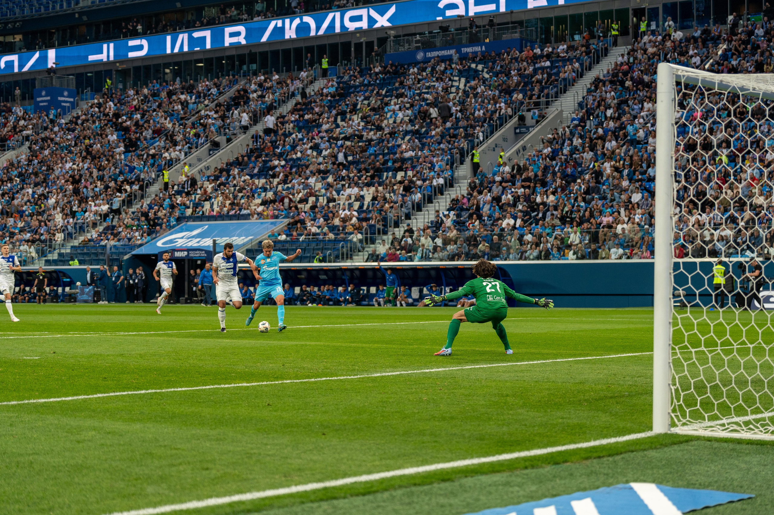 Спортивный фотограф Санкт-Петербург: футболист Зенита бьёт по воротам