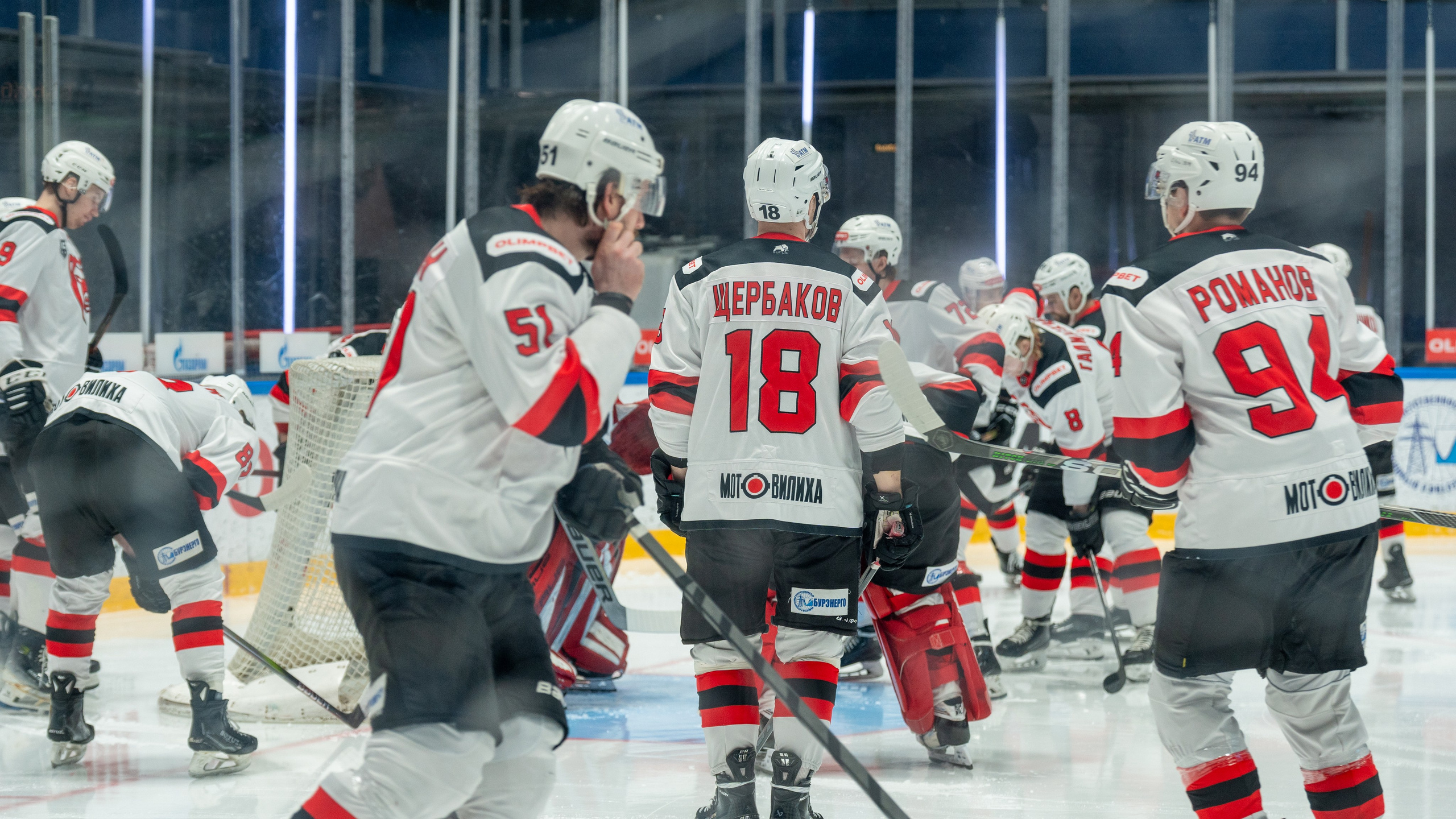 Хоккеисты «Молота» (Пермь) готовятся к матчу с «Динамо» в Санкт-Петербурге. Репортажная спортивная фотосъёмка,  Санкт-Петербург.