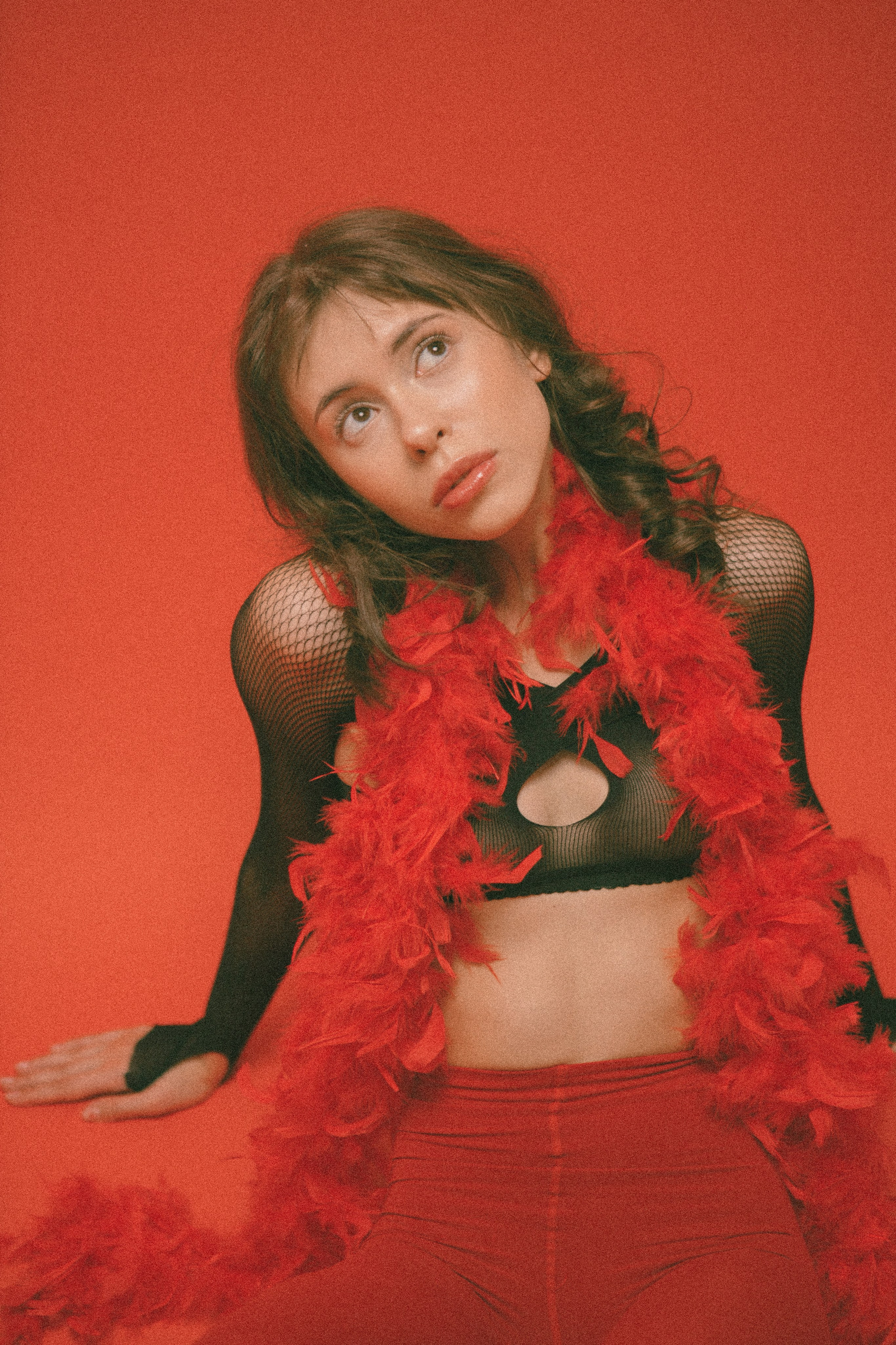 Лиза (Красный фон). Креативный, коммерческий фотограф в Москве