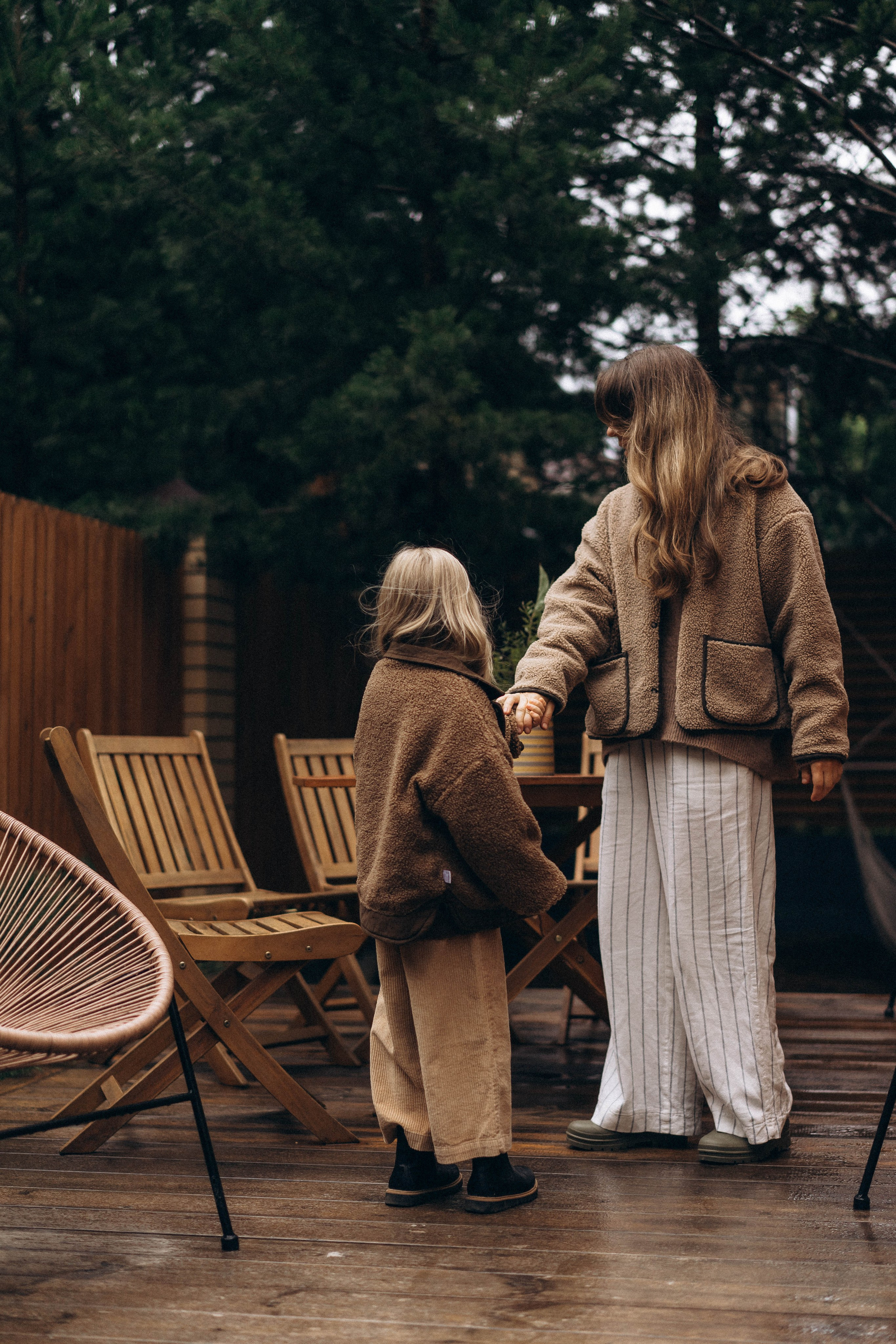 Фотосессия у дома во дворе мама и дочка. Фотограф Екатеринбург Кокшарова Александра