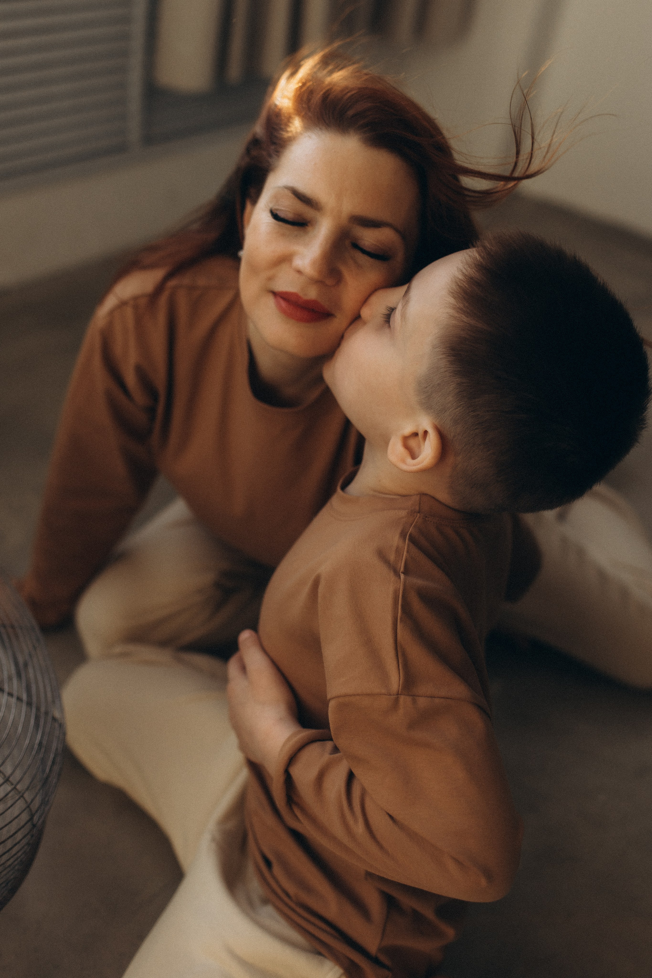 Любовь мамы и сына. Семейный фотограф lifestyle в Новосибирске Елена Шпилевая