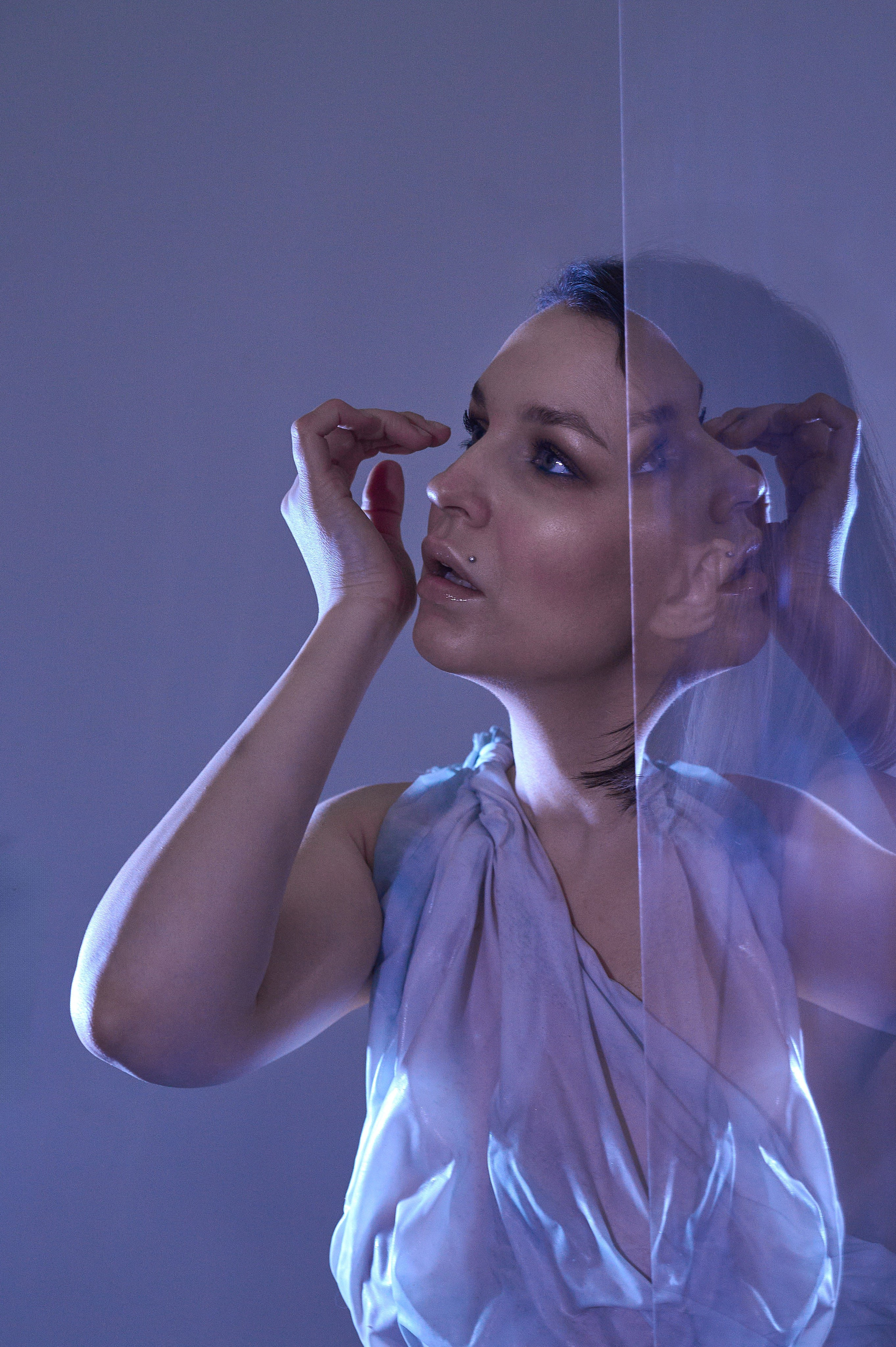 Фотосессия Ксении в декорациях «Лед» со стеклянным кубом