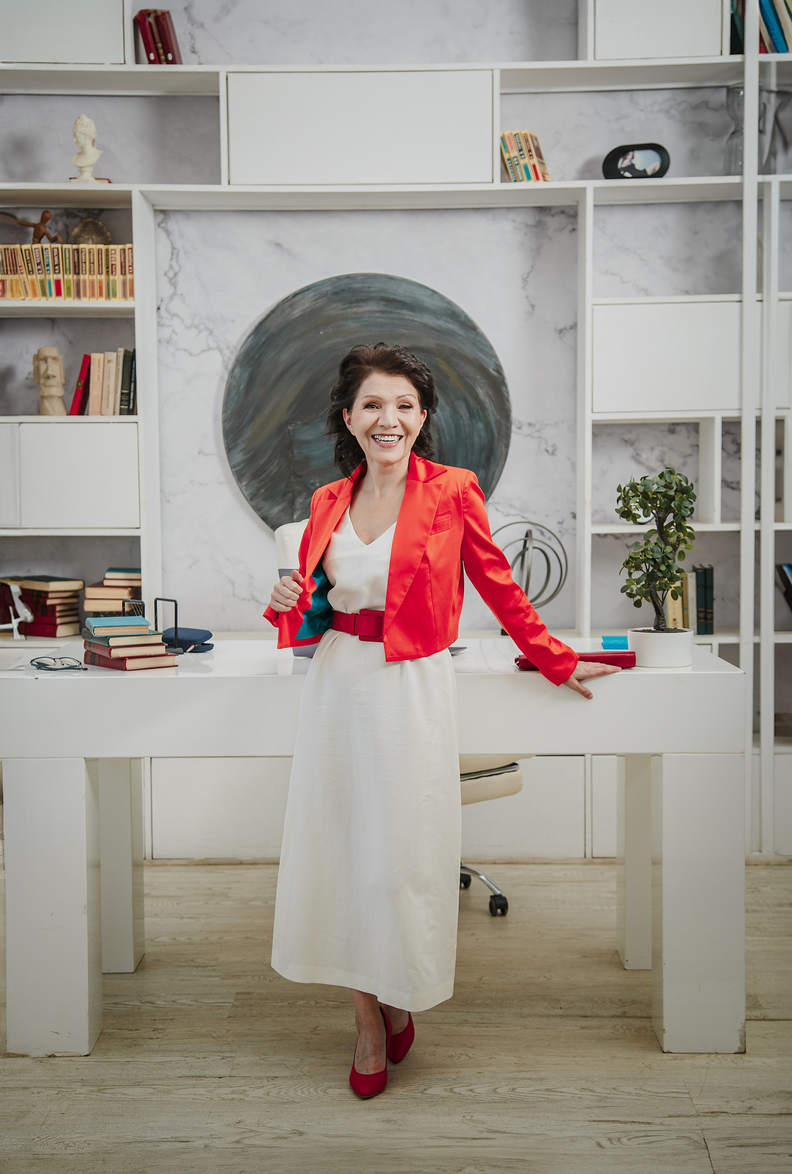 Женский коуч в светлой студии — брендовая фотосессия в Москве, Портрет женского коуча в деловом образе — фотосессия для личного бренда, Фотосессия для эксперта в офисной локации студии Москва, Женский коуч в повседневном образе — контент для соцсетей, Профессиональный бренд-фотограф в Москве — женский коуч, Образ женского коуча для сайта и продвижения в соцсетях, Разнообразные образы на брендовой фотосессии для эксперта, Светлая студия с офисными локациями — фотосессия для коуча, брендовая фотосессия для эксперта, фотосессия для женского коуча, бренд-фотограф Москва, фотосессия личный бренд, фотосессия для сайта, фотосессия для соцсетей, фотосессия для продвижения, фотосессия в студии Москва, фотосессия для эксперта Москва, профессиональная фотосессия для коуча. Катерина Сысуева, Рина Сысуева, rina_sphoto