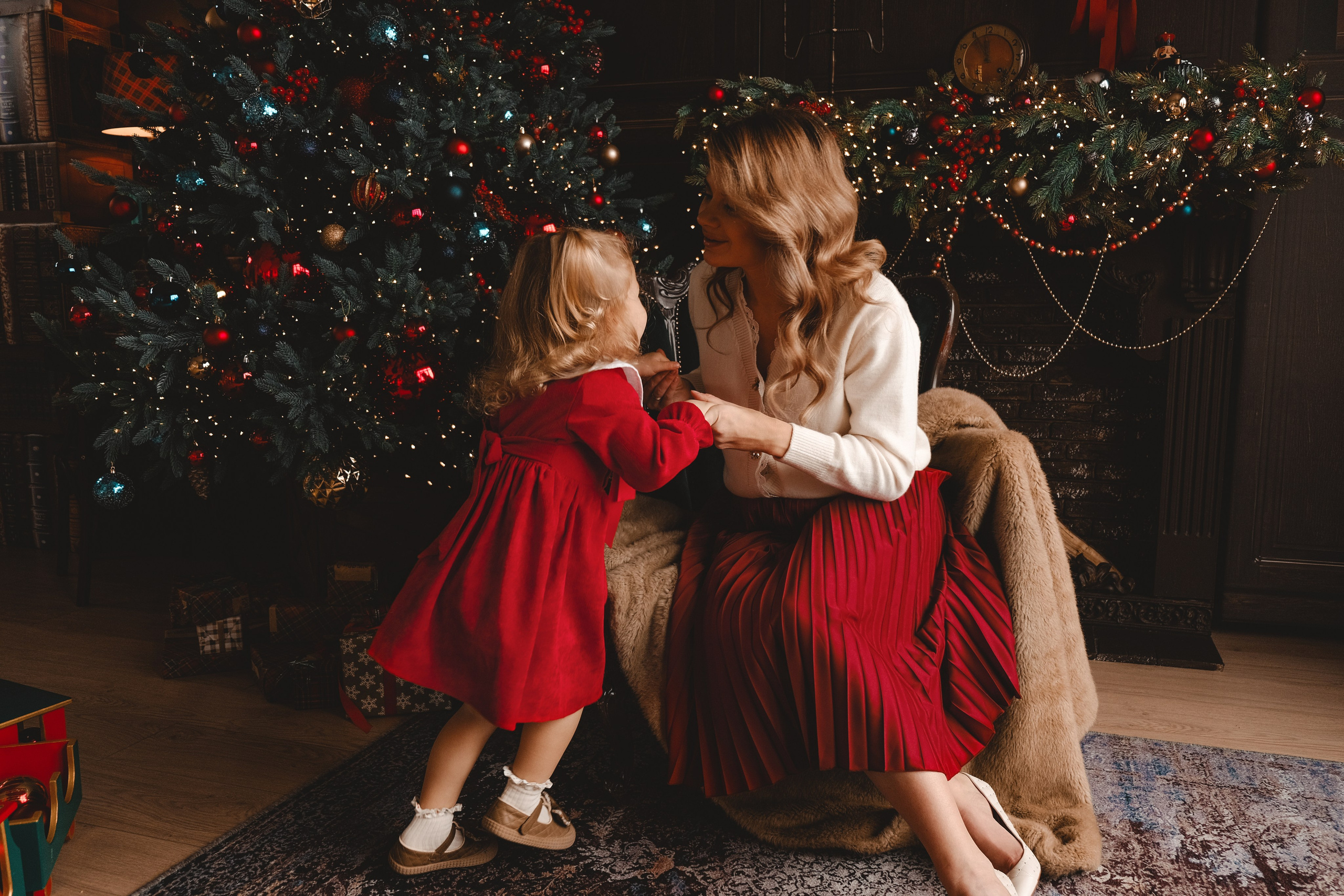 Новогодняя фотосессия, дочь и мама, любимые кадры, красота. Профессиональная фотосъемка в Крыму. Натуральные эмоции и живые кадры. Забронируйте дату прямо сейчас!