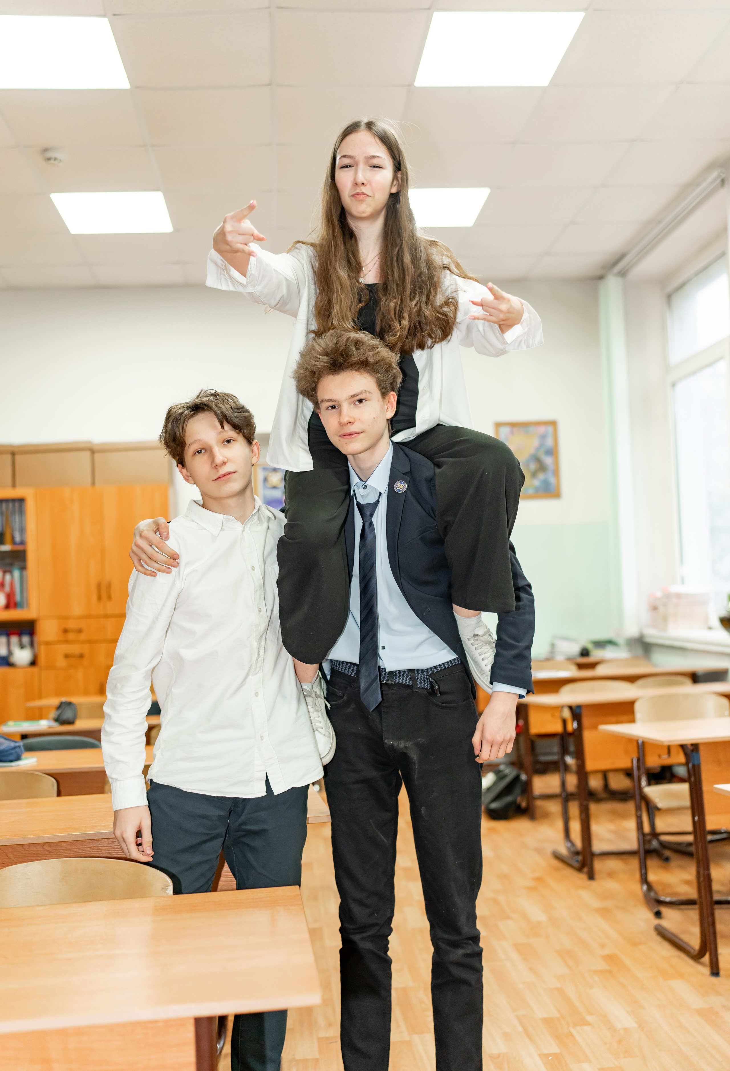Фотосессия в классе и на территории школы. 9-М класс Школа 1568. Детский и семейный фотограф г. Москва Оксана Катаджи