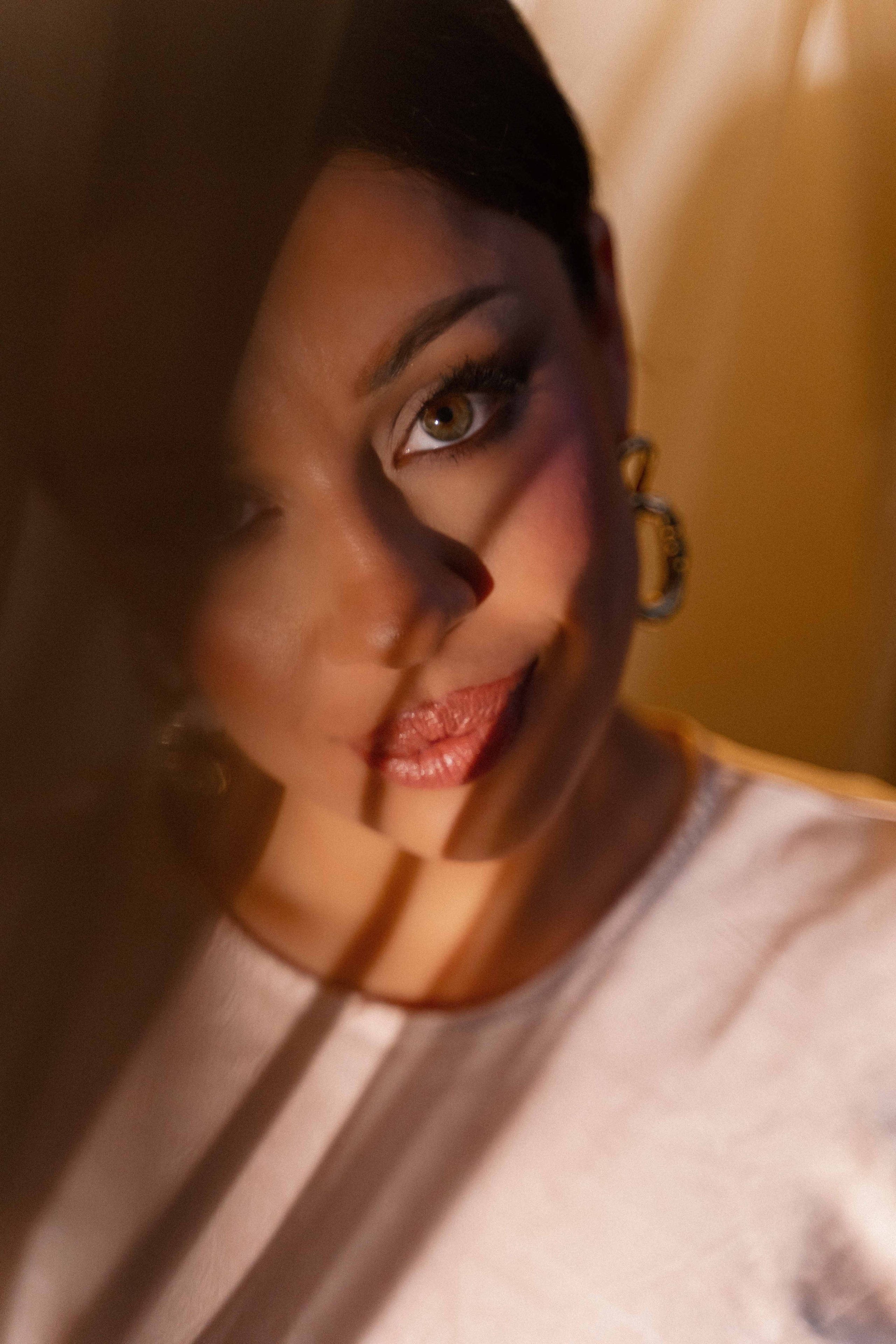 Анна в номере отеля. Фотограф и видеограф в Москве и Абу Даби Мария Кулагина