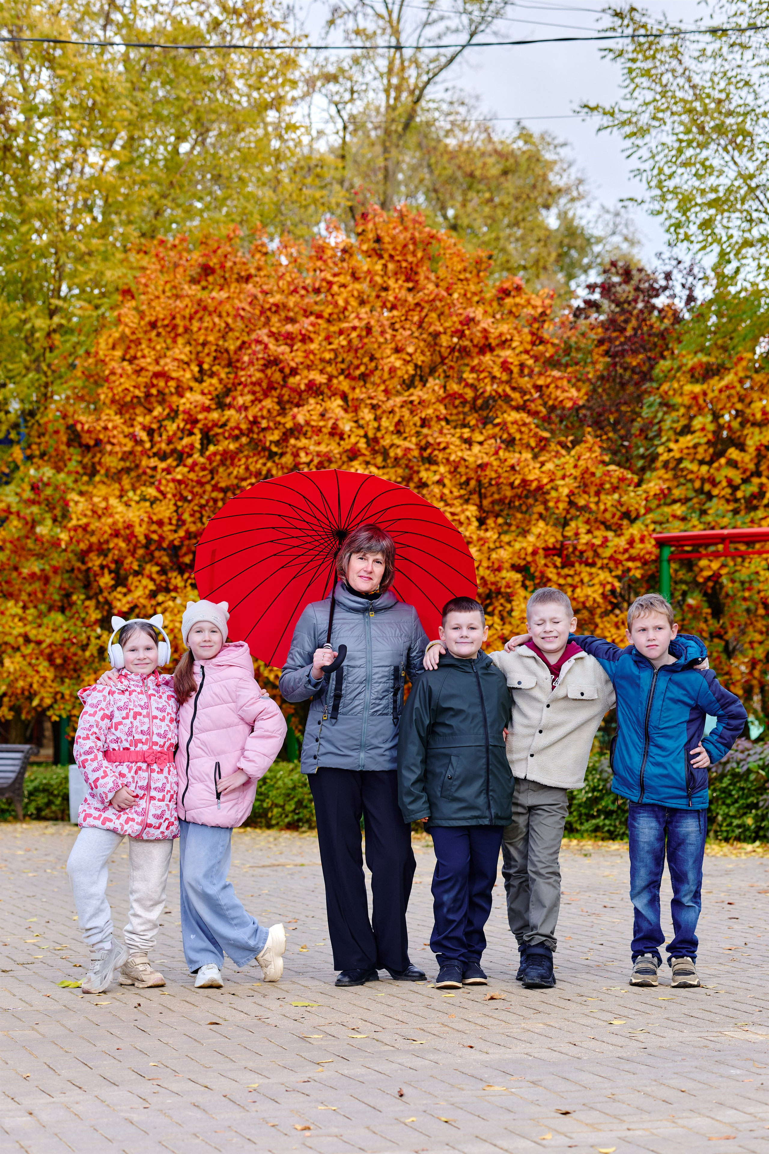 Прогулка в парке классом. Фотограф Выпускные альбомы Таганрог Сергей Коробченко