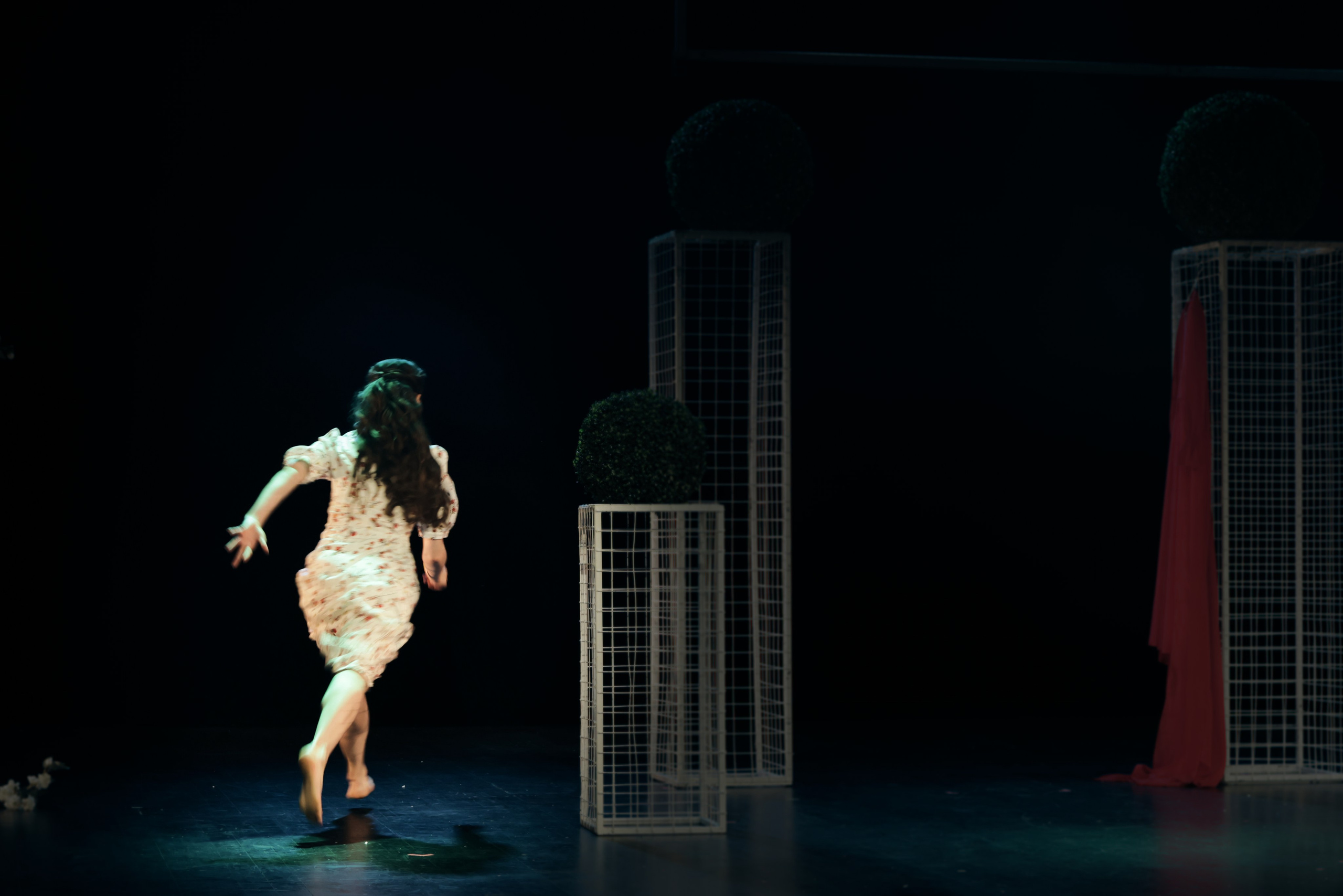 Спектакль «Дикарь», Театр «Сначала-Сначала театр» (цвет). Наталья Алексеенко. Фотохудожник в Москве. Репортаж, портрет, стрит