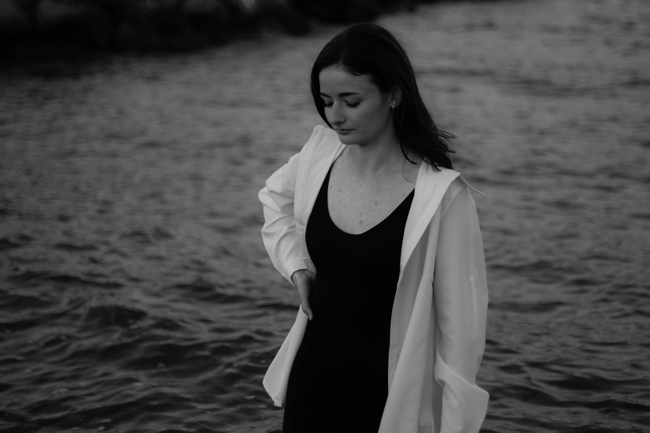 «Невесомость волн: девушка и море». Уличный фотограф Города N