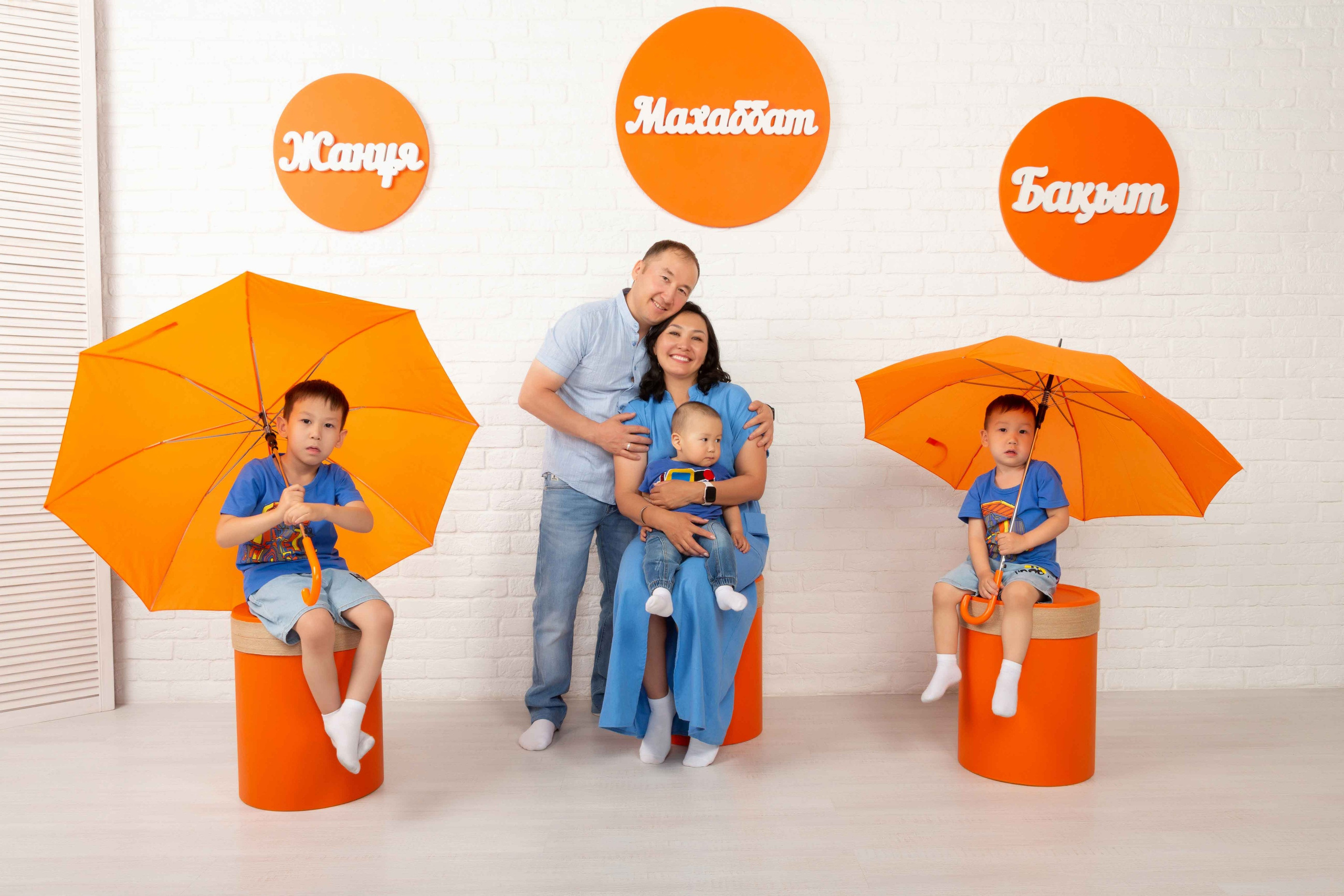 Данагуль и семья. Фотостудия Алматы. Семейная и детская фотостудия Family studio.Фотограф Алматы