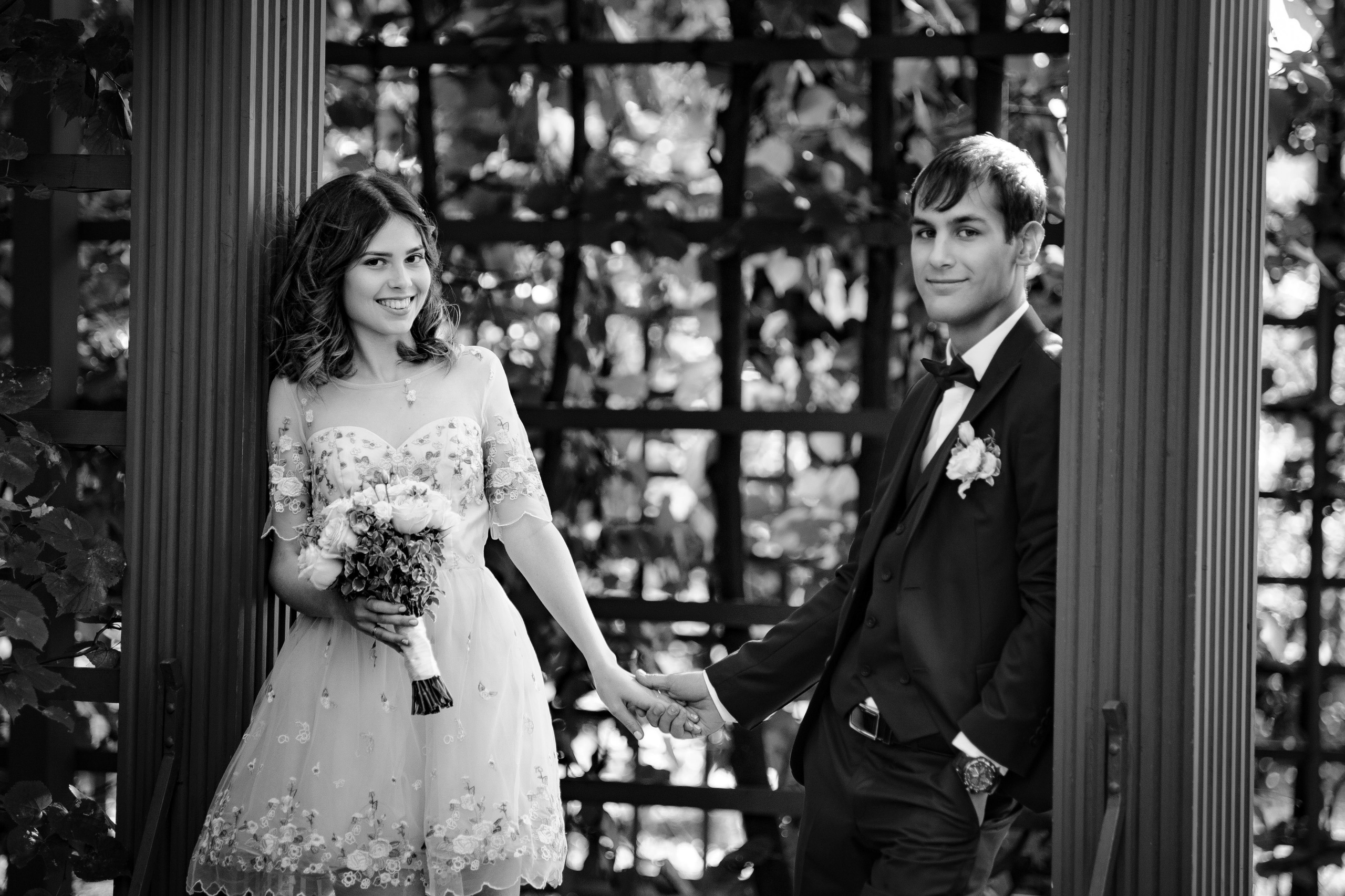 Черно белая свадебная фотосессия в летнем саду СПб.